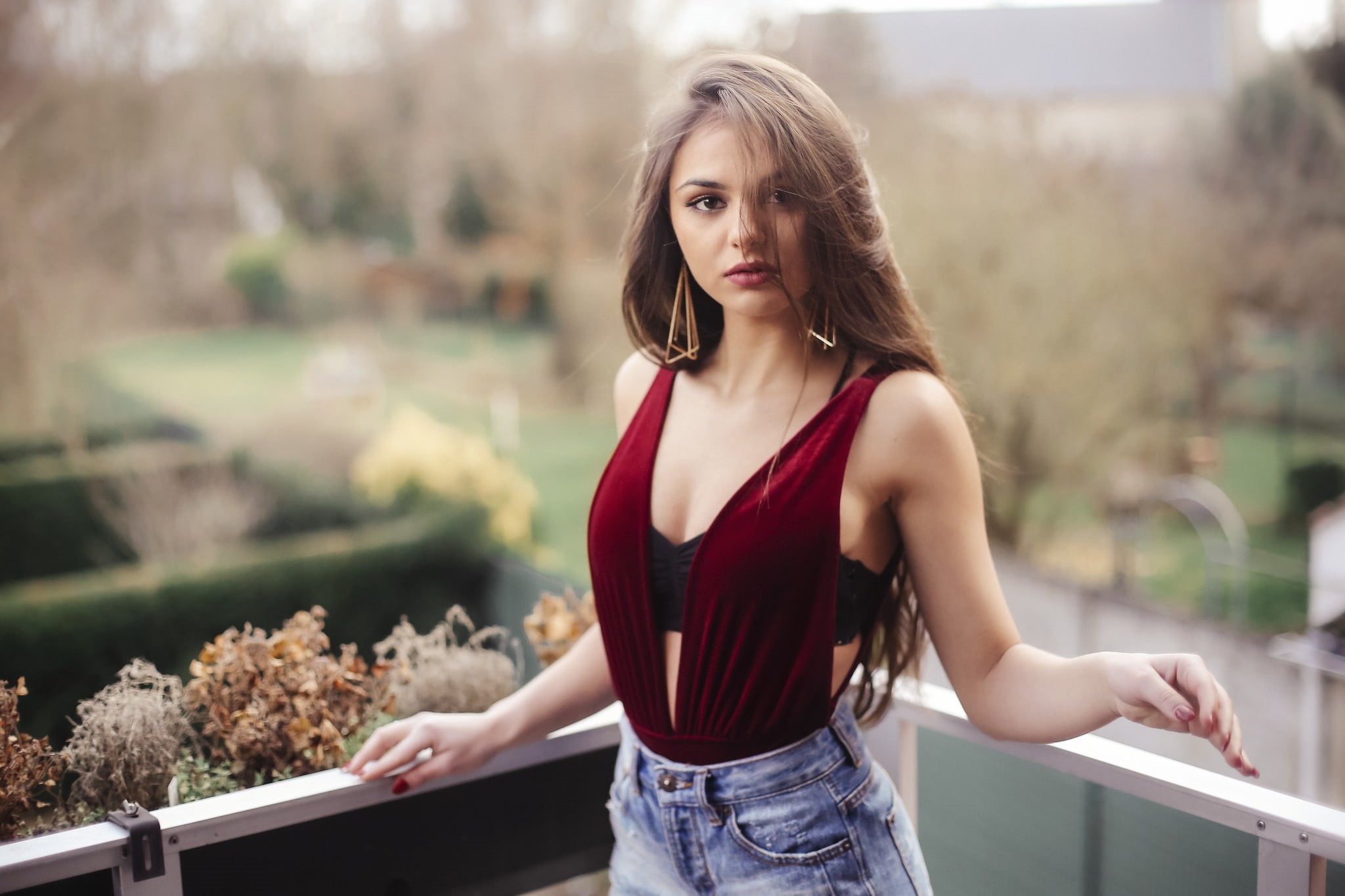hair, jeans, day, outdoors, women, leisure activity, young adult, front view, casual clothing, beautiful woman, looking at viewer, contemplation, beauty, HD Wallpaper