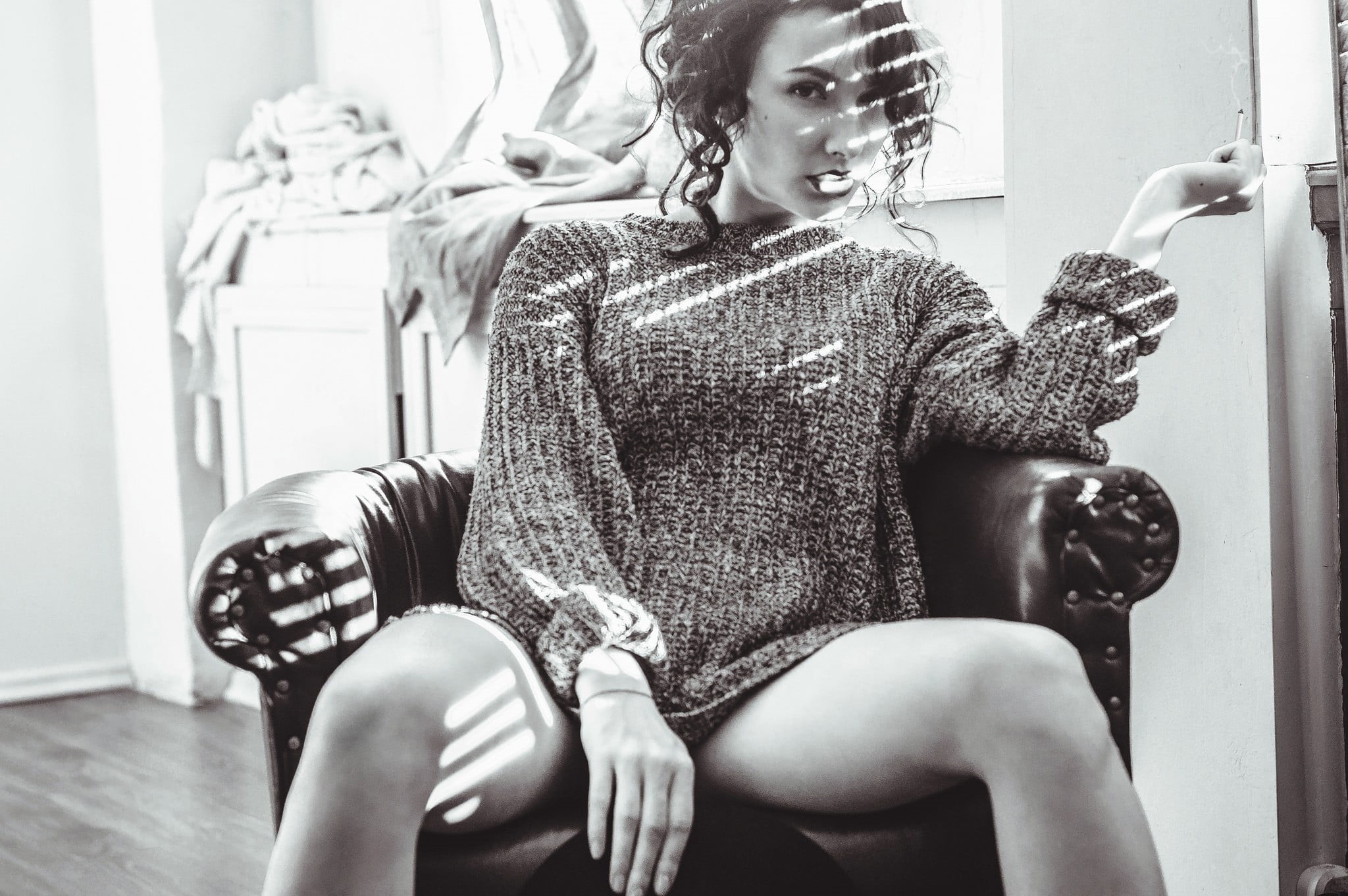 suggestive, young women, smoking, lifestyles, leisure activity, sweater, wool, fashion, hairstyle, monochrome, legs, women, looking at viewer, curly hair, HD Wallpaper