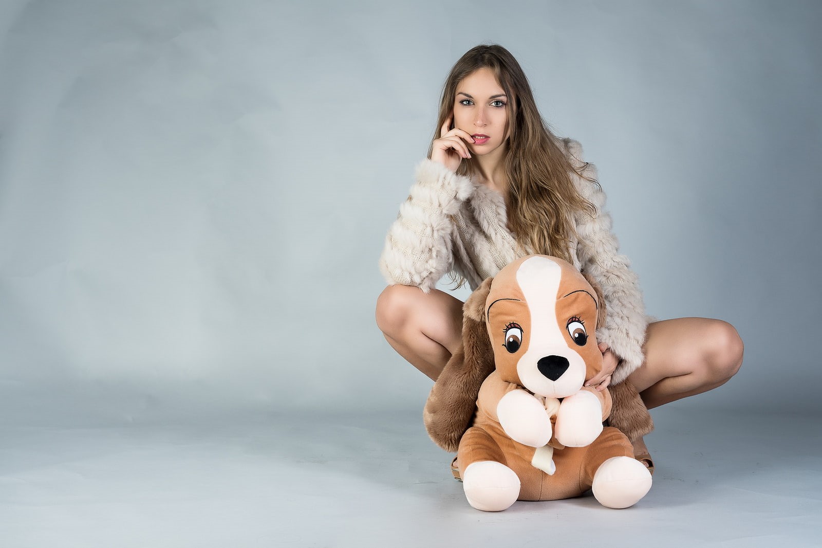 Anna, spread legs, brunette, model, white coat, blue background, fur coats, touching face, stuffed animal, kneeling, 720P, Luigi Malanetto, looking at, HD Wallpaper