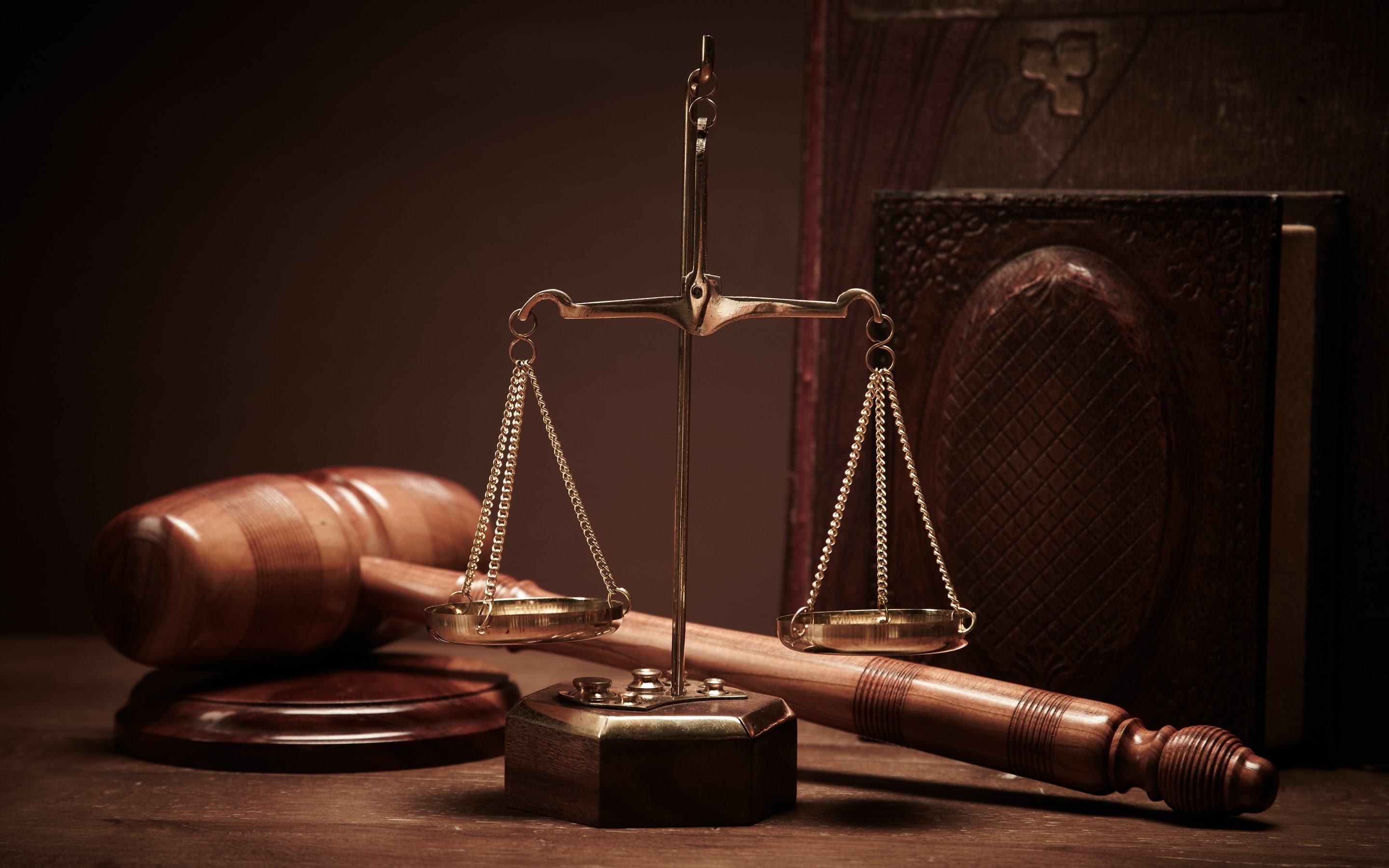 table, still life, choice, no people, scales, 2K, balance, courthouse, legal system, scale, metal, antique, studio shot, weight scale, wood - material, HD Wallpaper