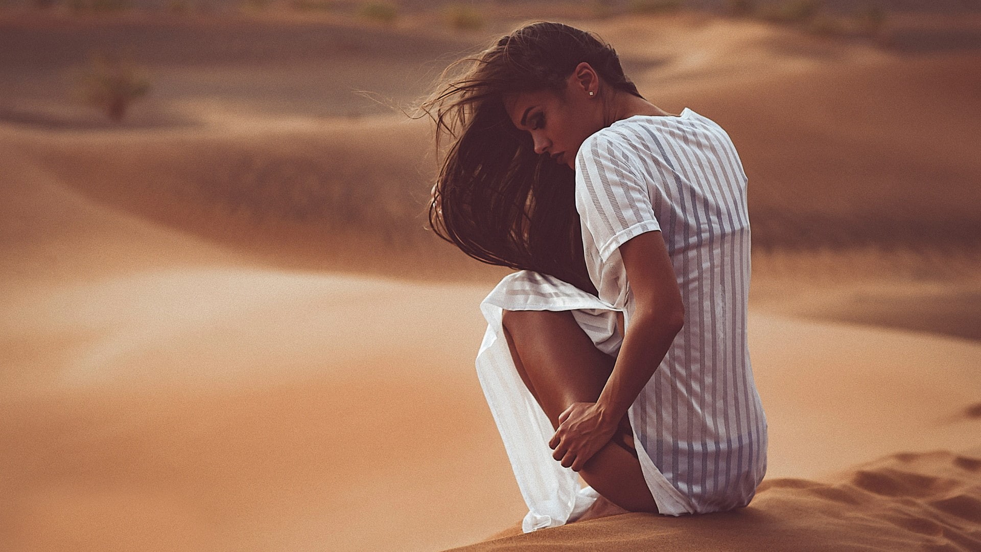 sand, sitting, beauty, females, one person, hair, child, land, girls, women outdoors, brunette, nature, 1080P, hairstyle, clothing, Natali Danish, beautiful woman, HD Wallpaper