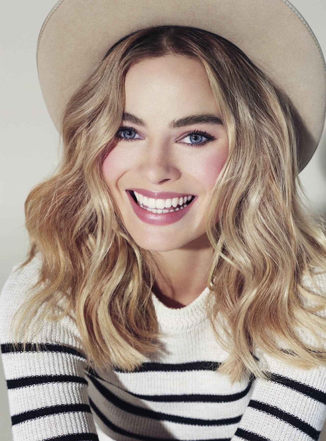 toothy smile, hairstyle, human face, makeup, happiness, clothing, beautiful woman, beauty, Margot Robbie, long hair, young women, portrait, beautiful people, Phone HD Wallpaper