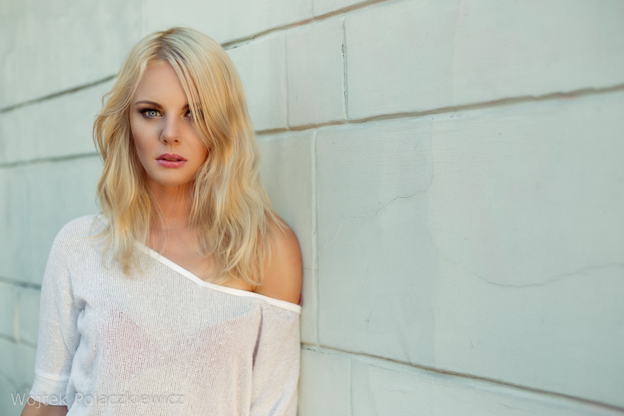 lifestyles, young women, casual clothing, blond hair, one person, teenager, wall - building feature, white clothing, beautiful woman, hair, Wojtek Polaczkiewicz, HD Wallpaper
