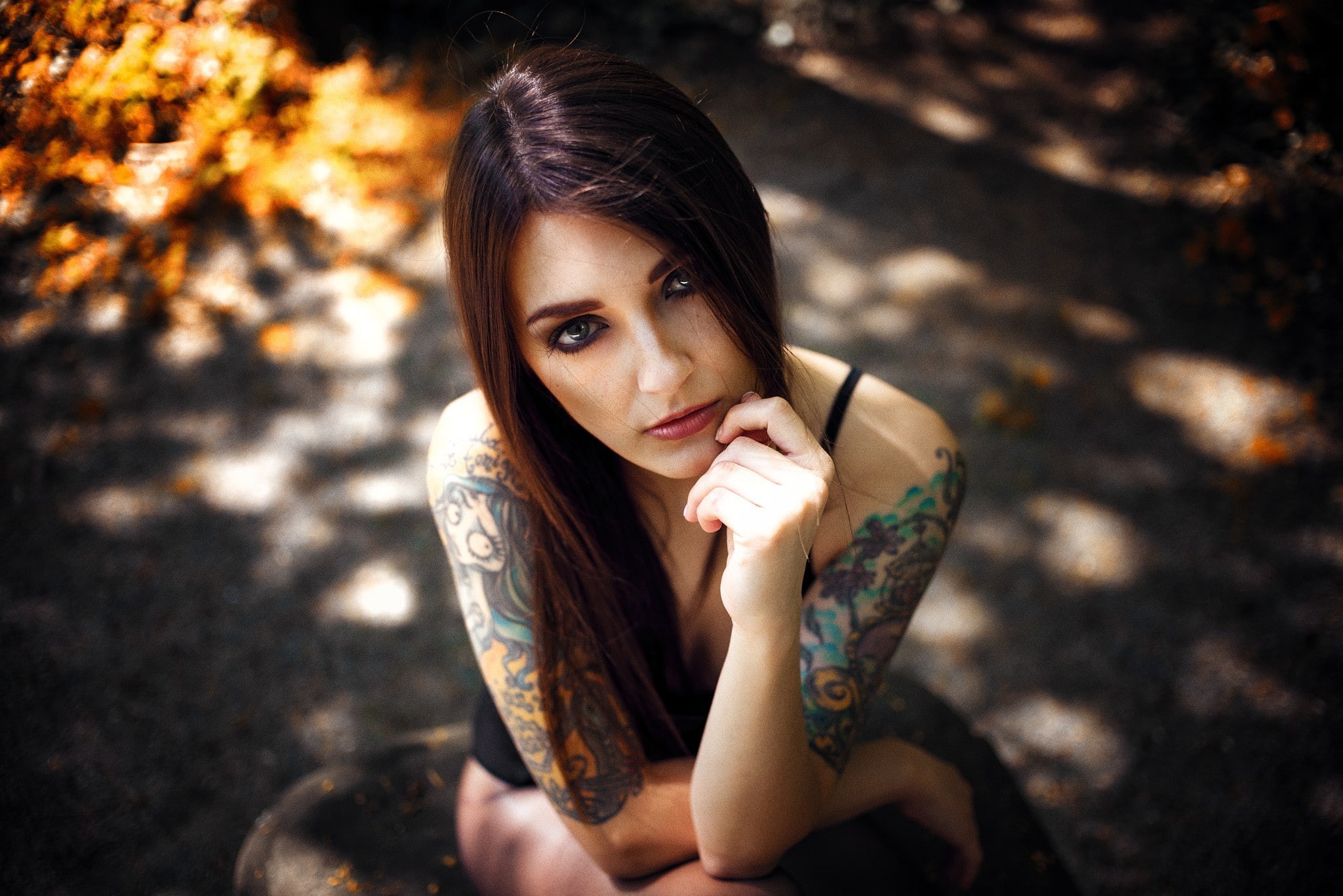 women, eyes, depth of field, model, tattoo, brunette, 1080P, sitting, Miro Hofmann, looking at viewer, long hair, HD Wallpaper