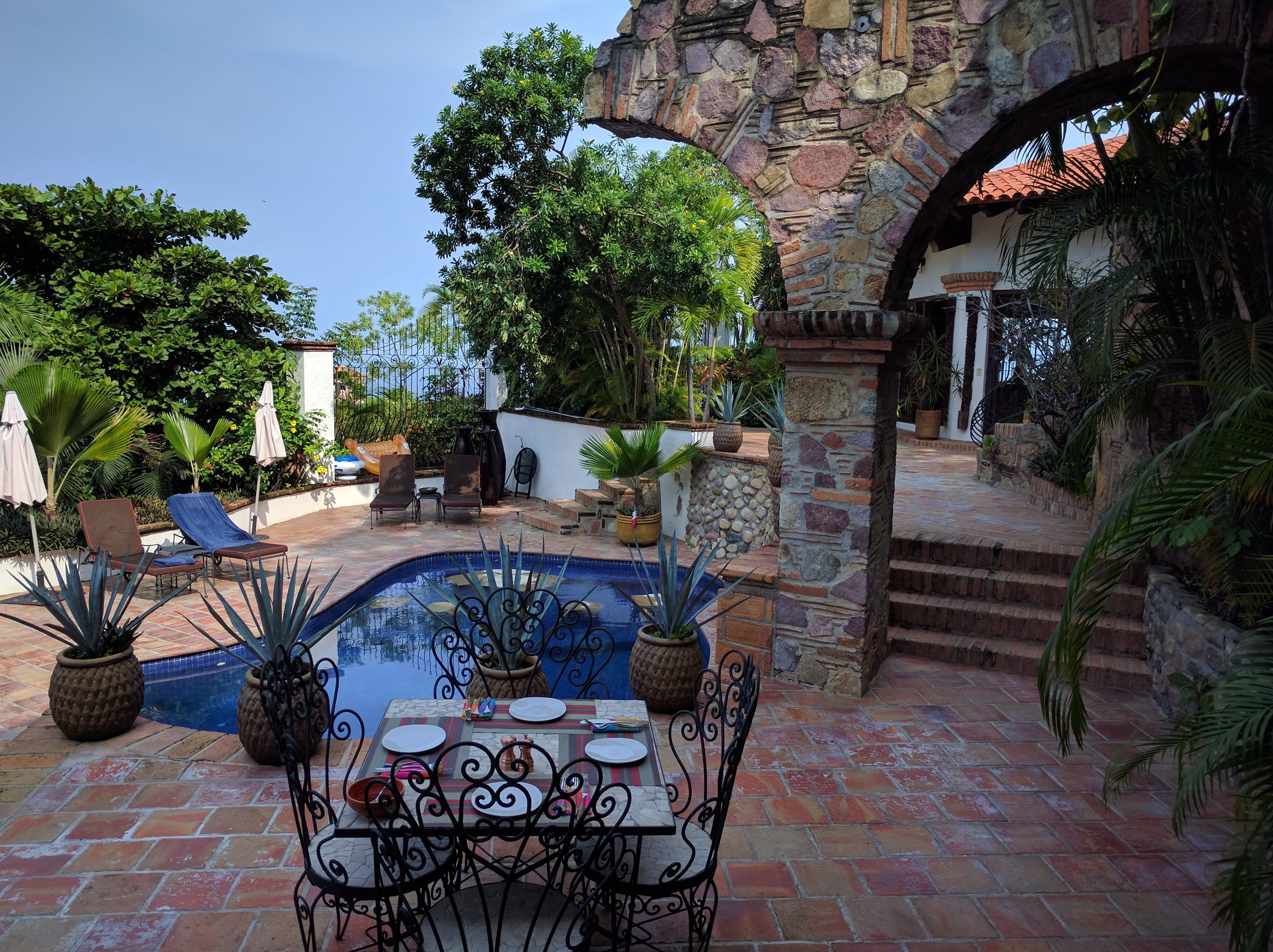 luxury, water, growth, nature, front or back yard, plant, patio, outdoor, tourism, tropical, Travel, brown, no People, 4K, se, relaxation, courtyard, blue, HD Wallpaper