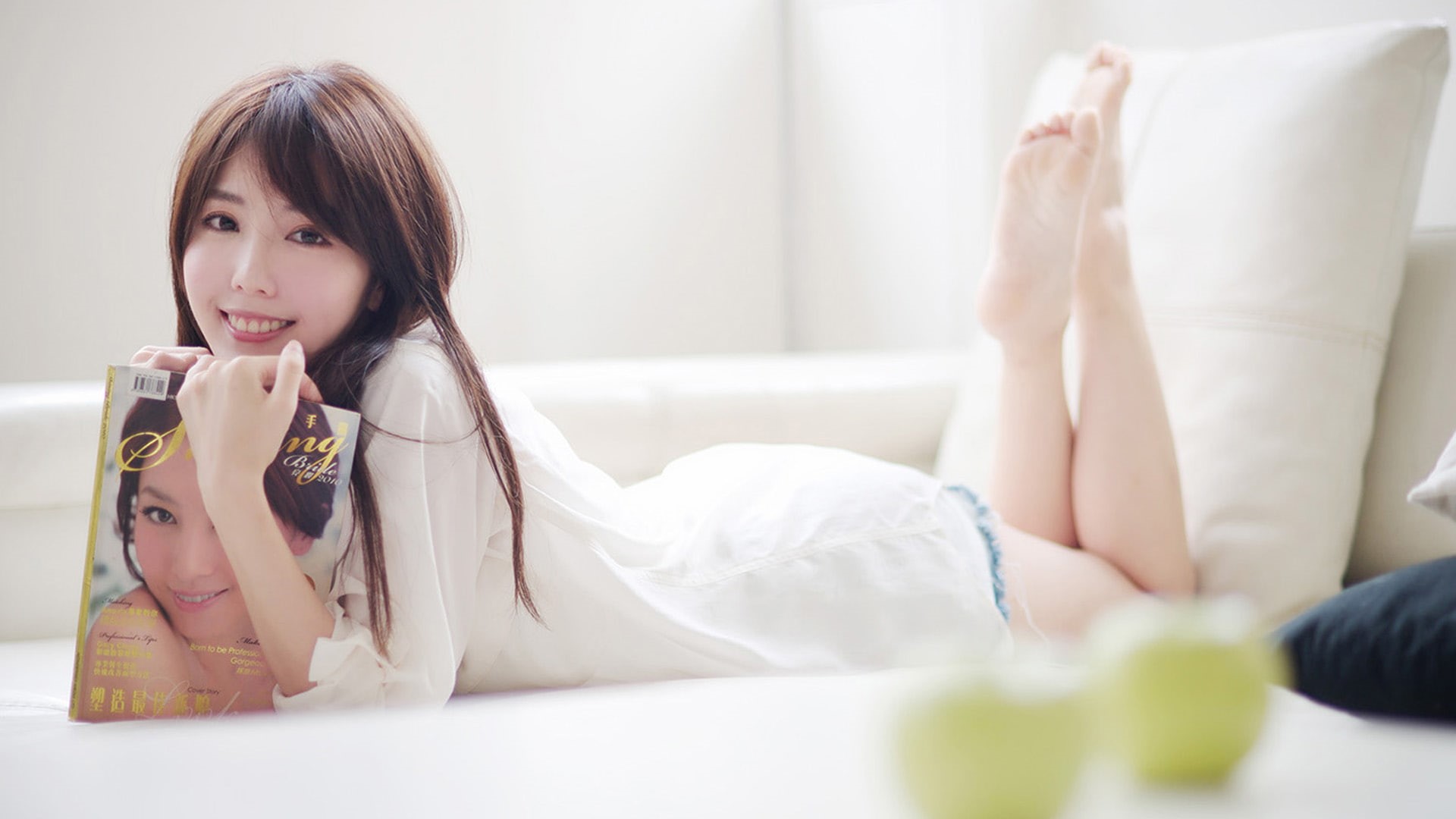 sitting, people, hair, brown hair, domestic life, living room, in bed, lying on front, adult, women, barefoot, furniture, casual clothing, relaxation, brunette, HD Wallpaper