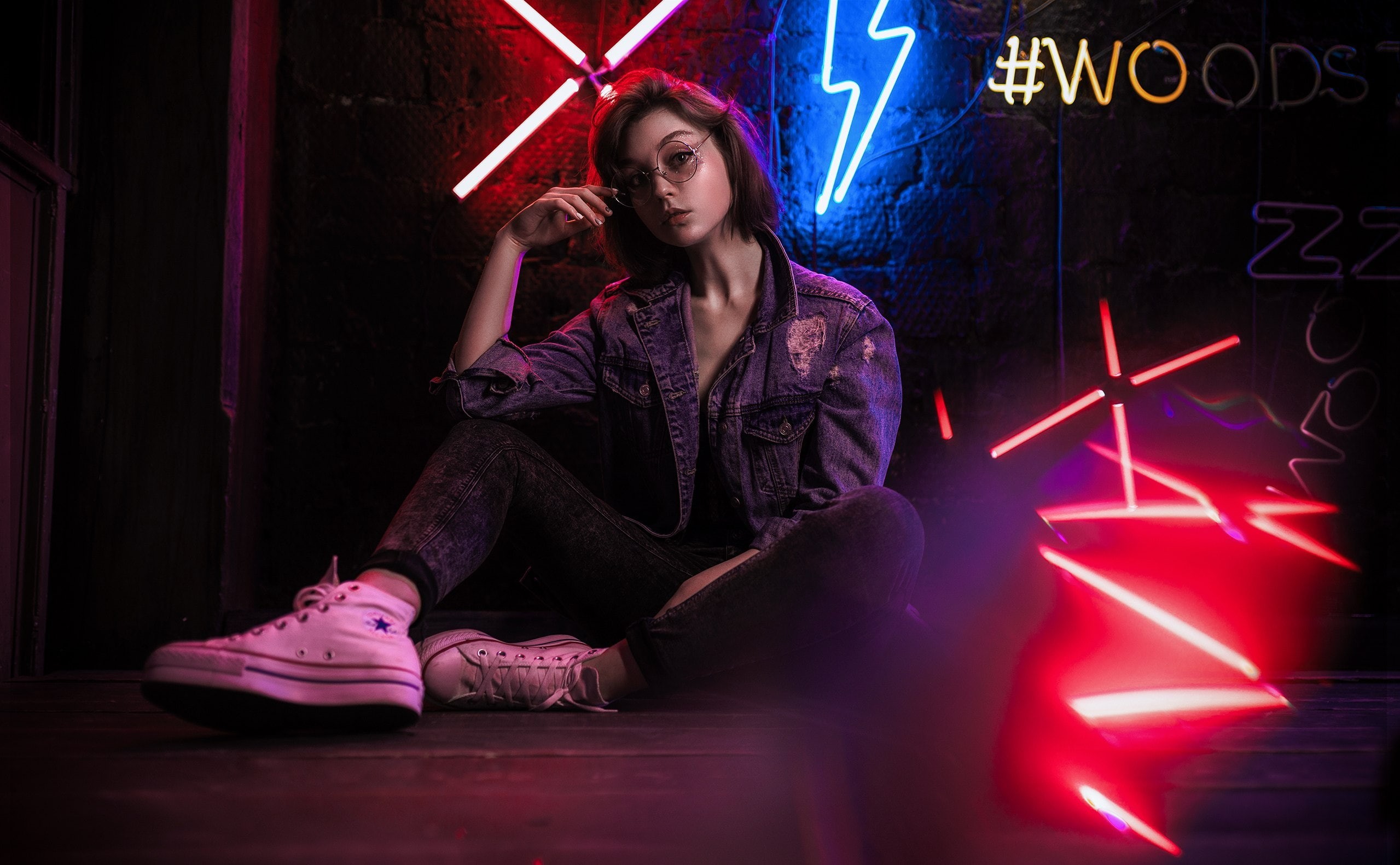 neon lights, lighting equipment, beautiful woman, teenager, clothing, Converse, on the floor, indoors, full length, model, dark, brunette, women indoors, HD Wallpaper