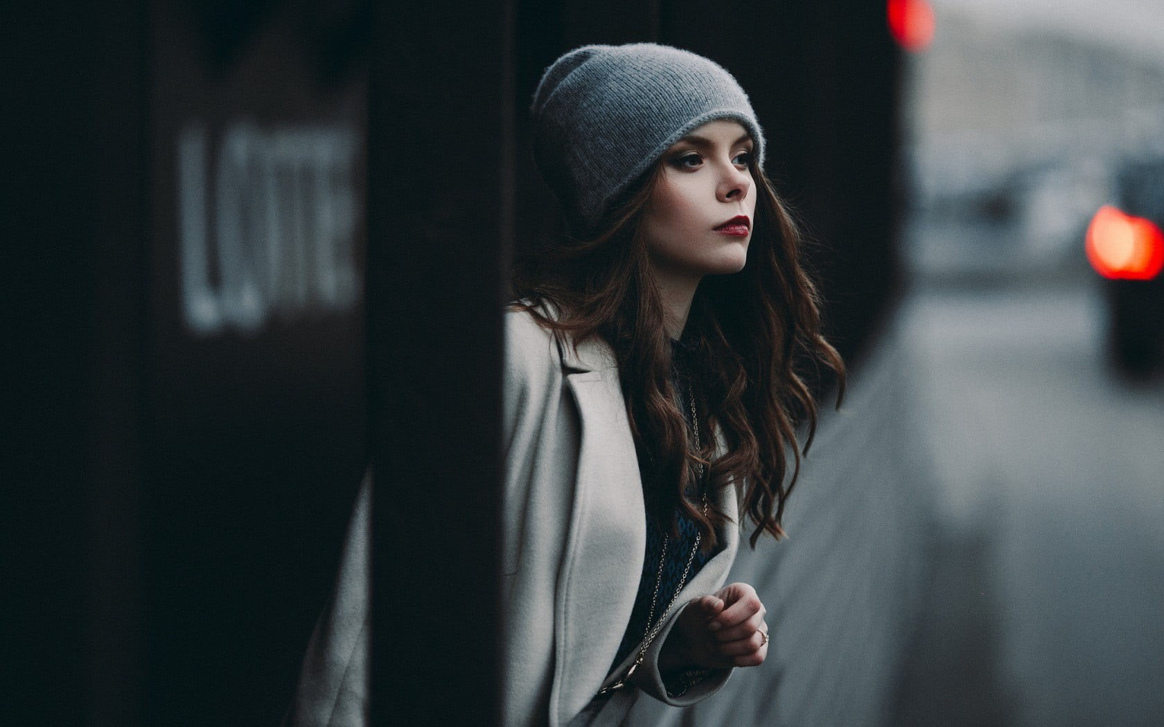 model, fashion, clothing, hairstyle, looking away, women, city, 720P, hat, coats, real people, makeup, standing, white coat, casual clothing, depth of field, HD Wallpaper