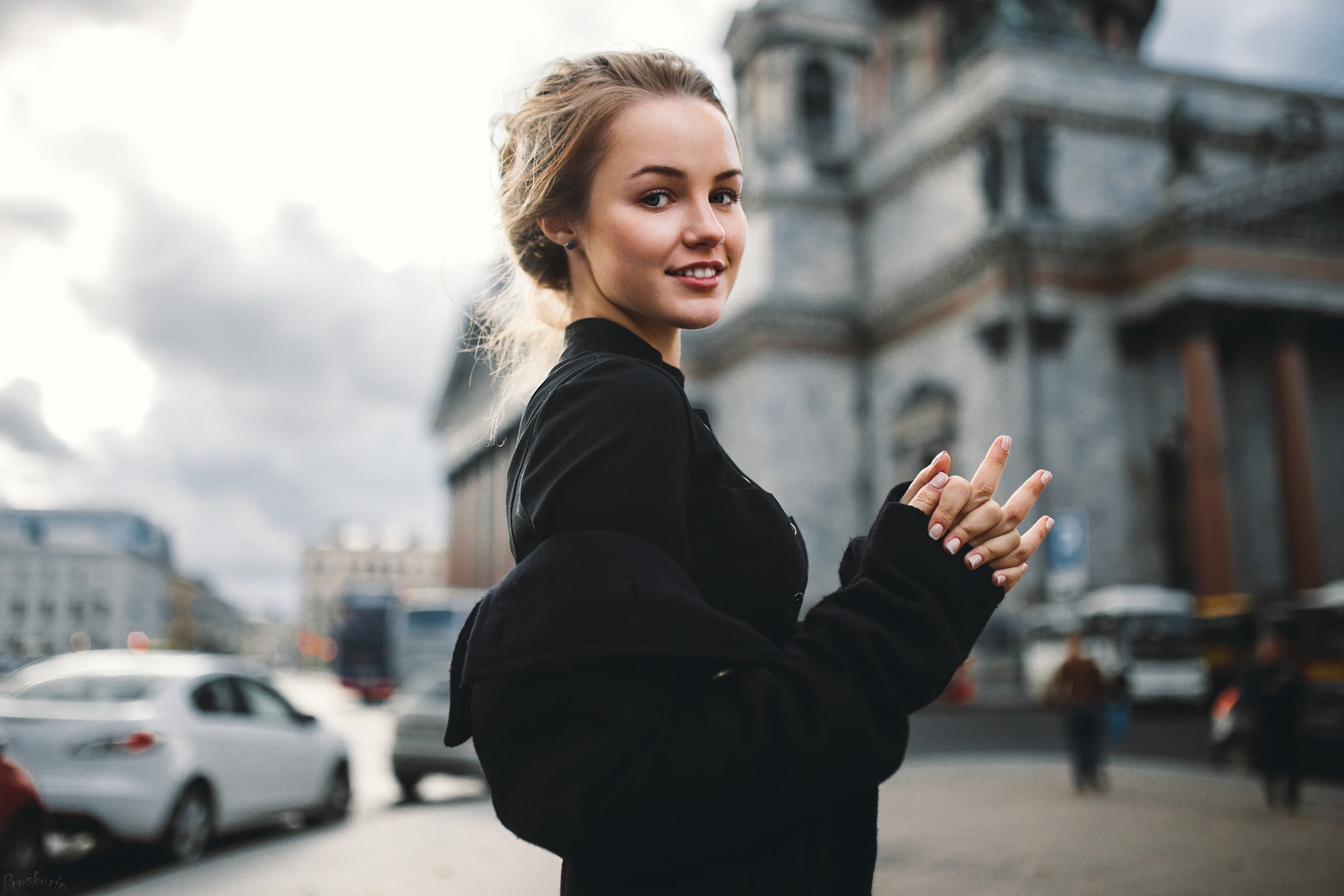 looking at camera, hairstyle, looking at viewer, 1080P, black clothing, architecture, city, smiling, motor vehicle, Julia Tavrina, beauty, beautiful woman, HD Wallpaper