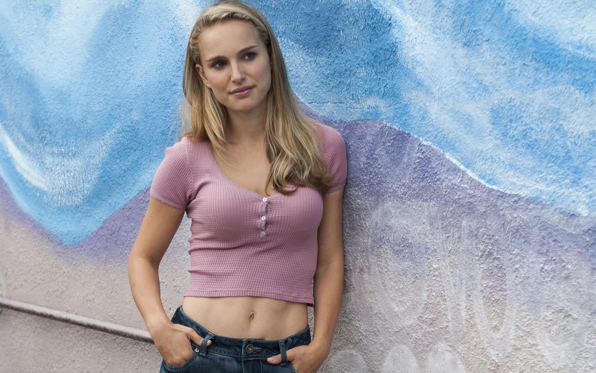 women, 1080P, belly, Natalie Portman, jeans, actress, hands in pockets, T-shirt, blonde, long hair, HD Wallpaper