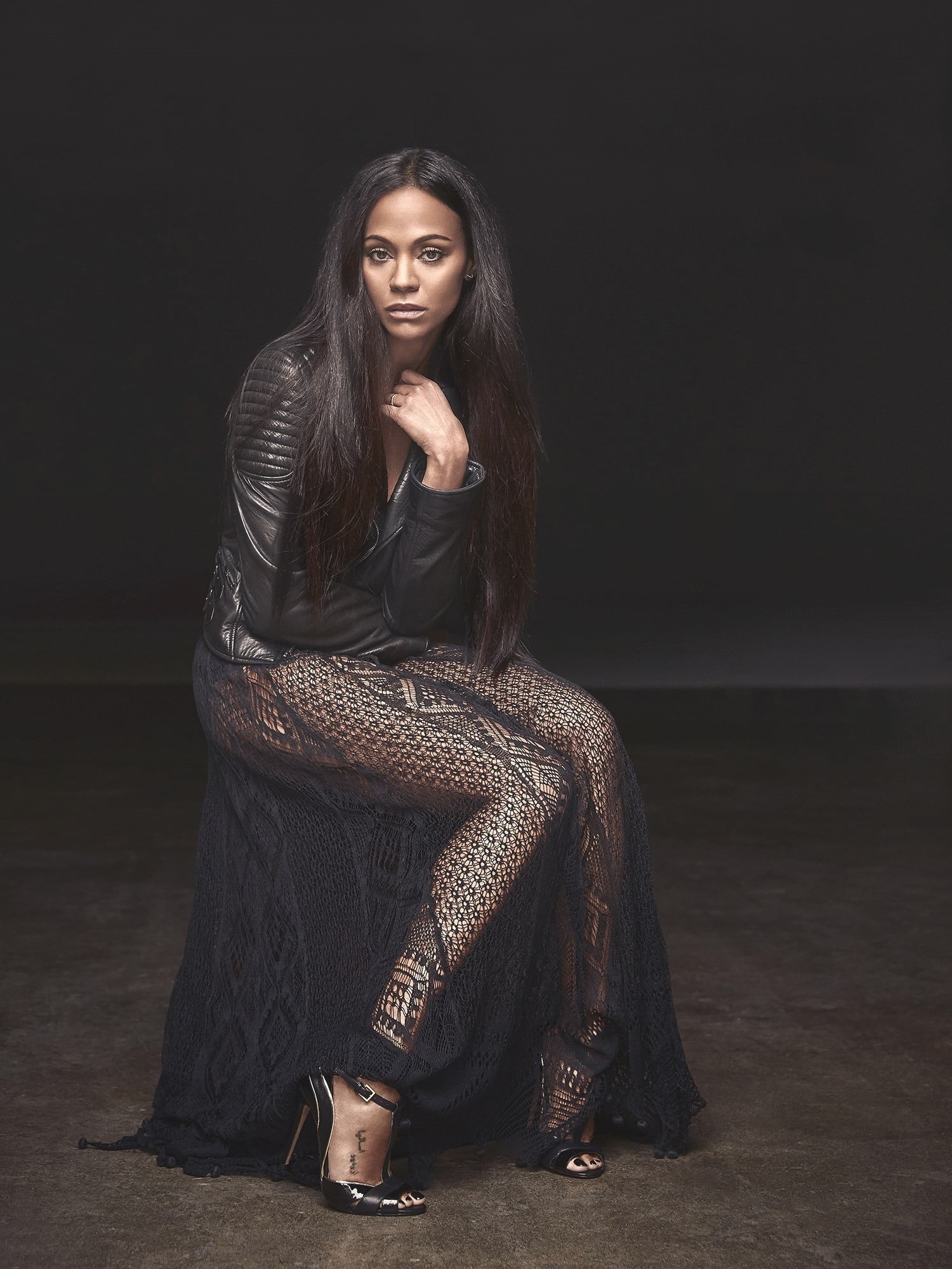 Zoe Saldana, hair, sitting, ebony, young women, full length, 1080P, portrait, long hair, beautiful woman, luxury, one person, adult, brown hair, actress, Phone HD Wallpaper