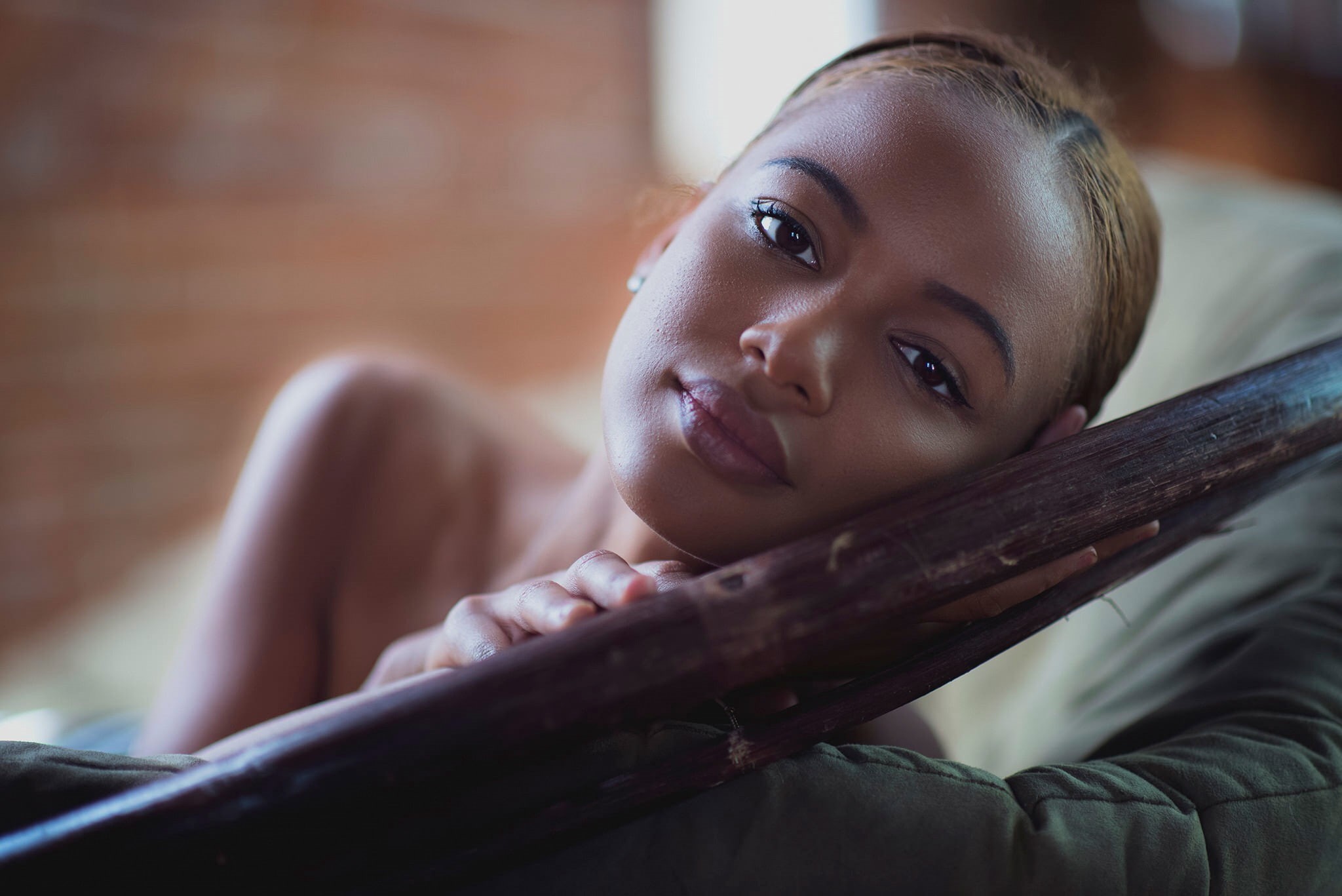 adult, beautiful woman, relaxation, close-up, women, looking at camera, 1080P, indoors, ebony, contemplation, young adult, adolescence, beauty, young women, HD Wallpaper