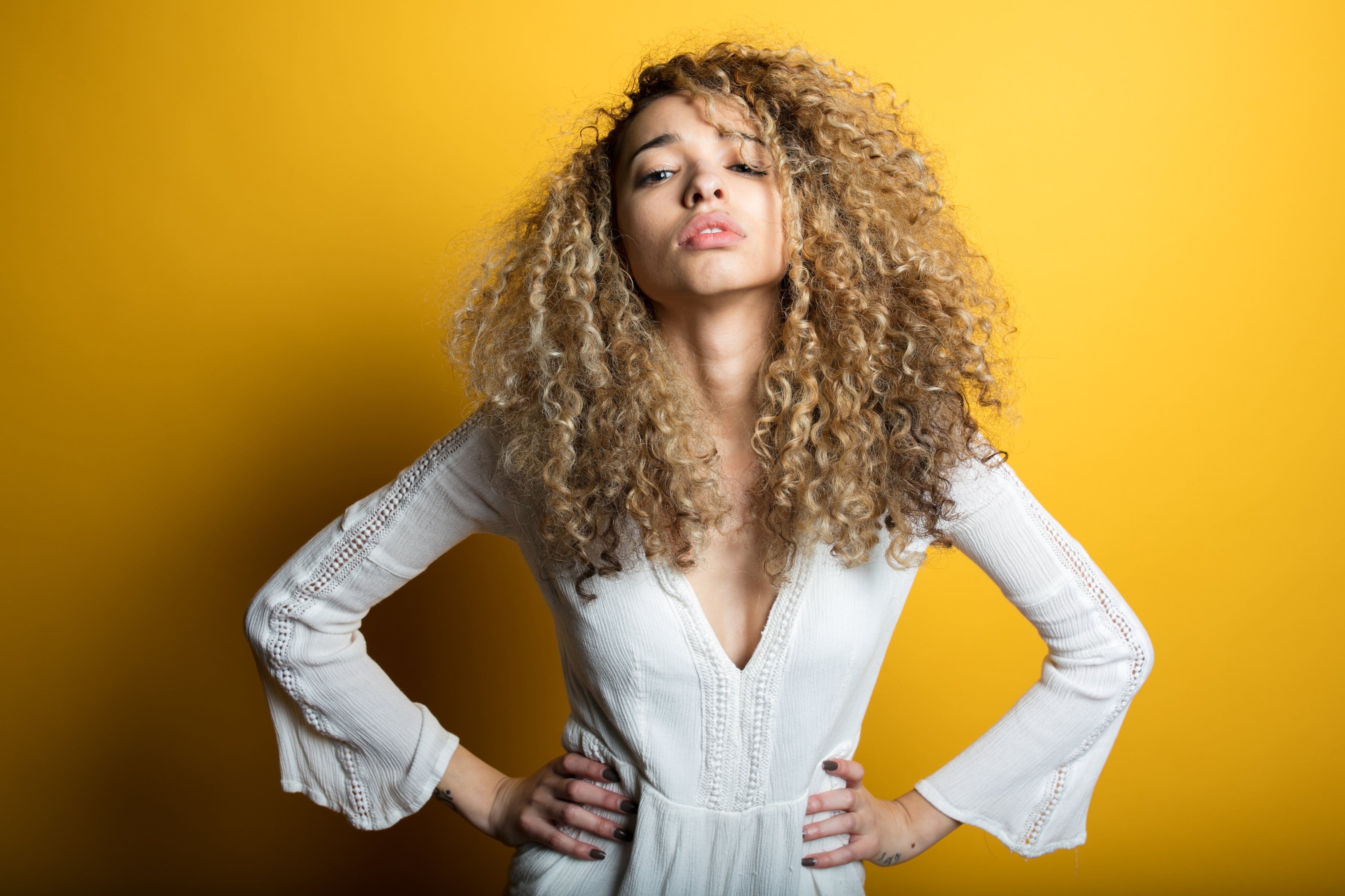 Emotion, photo, beautiful woman, young, studio shot, curly hair, colored background, front view, hairstyle, indoors, Portraits, Women, contemplation, frizzy, HD Wallpaper