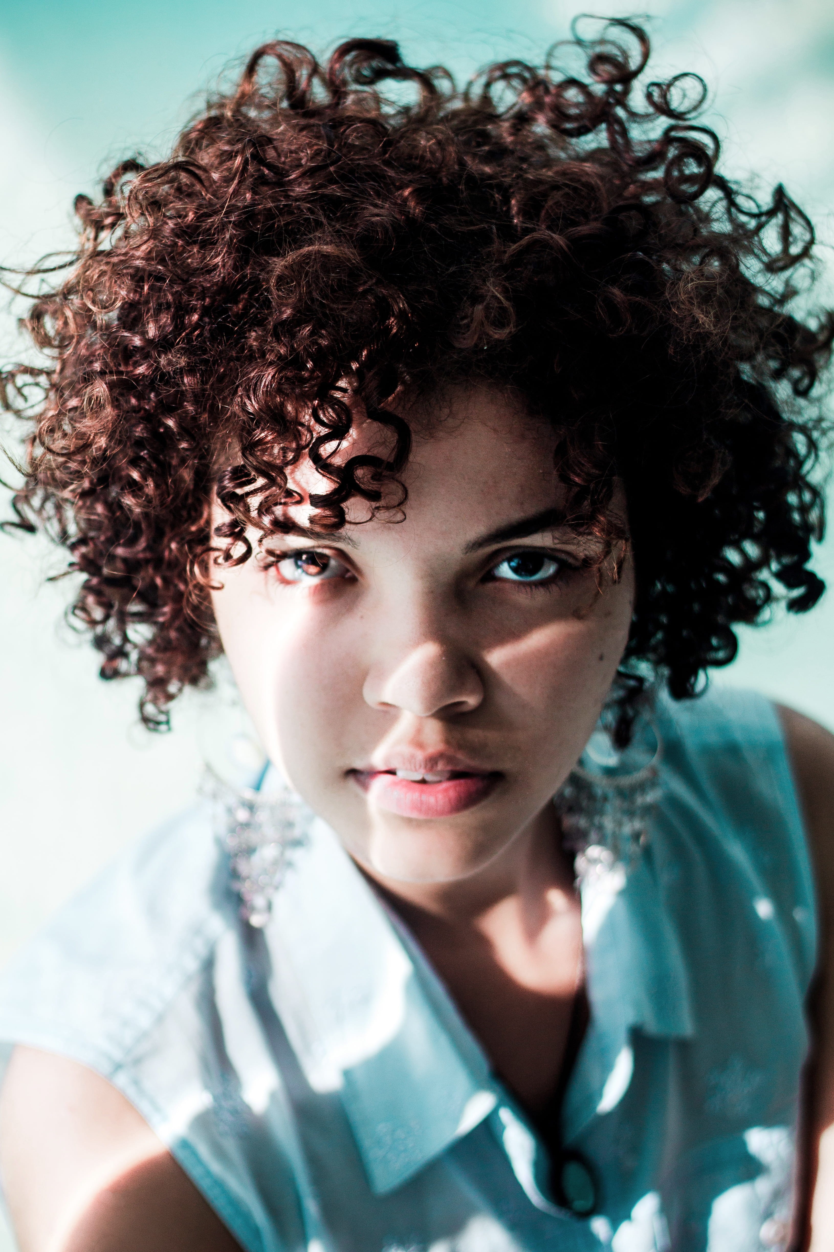 retrato, belleza, eye, real people, headshot, childhood, cyan, looking at camera, leisure activity, curly hair, sunlight, selective, vest, blue, light, Phone HD Wallpaper