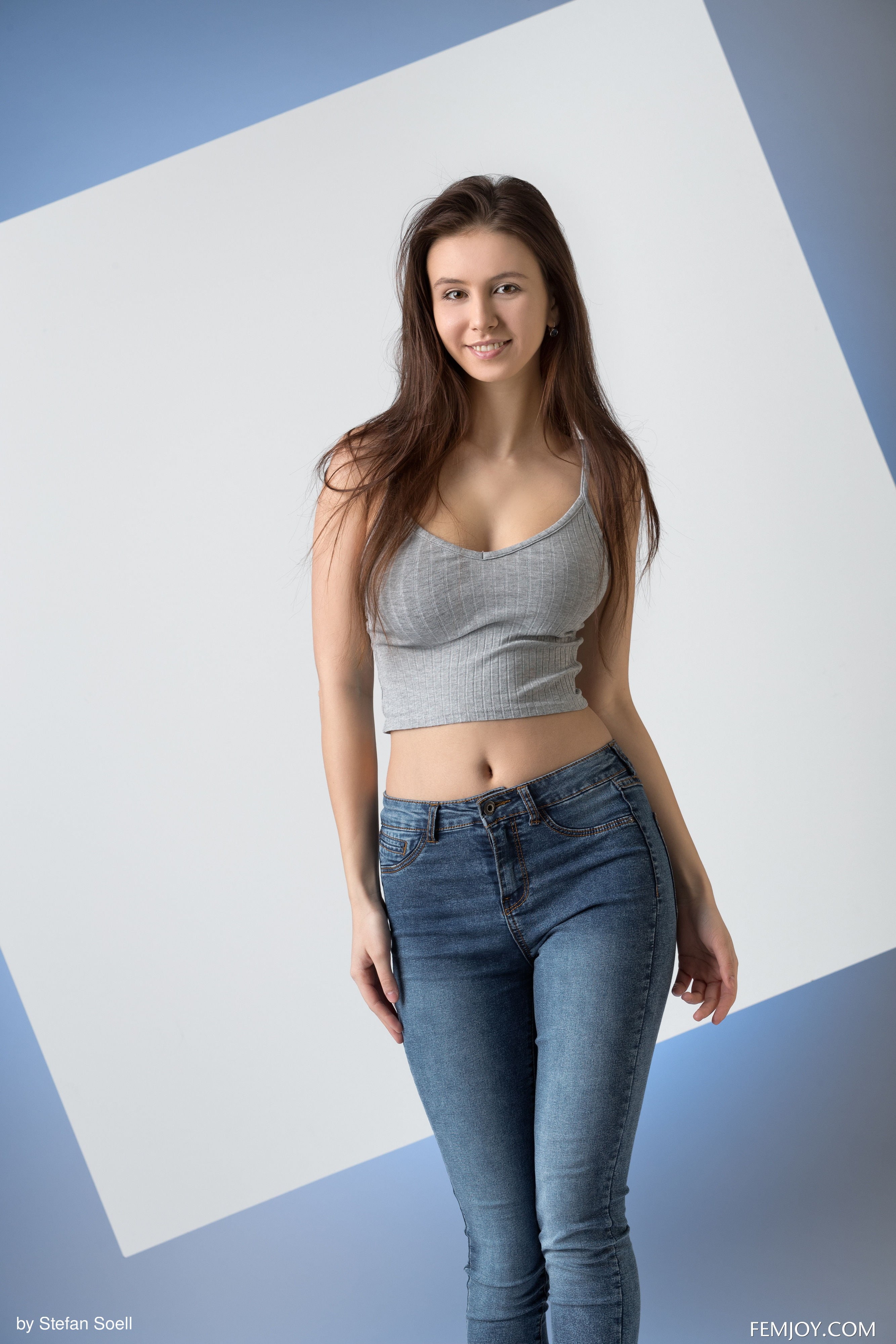 Brown Eyes Brunette Alisa I Studio Blouse Femjoy Jeans Women 