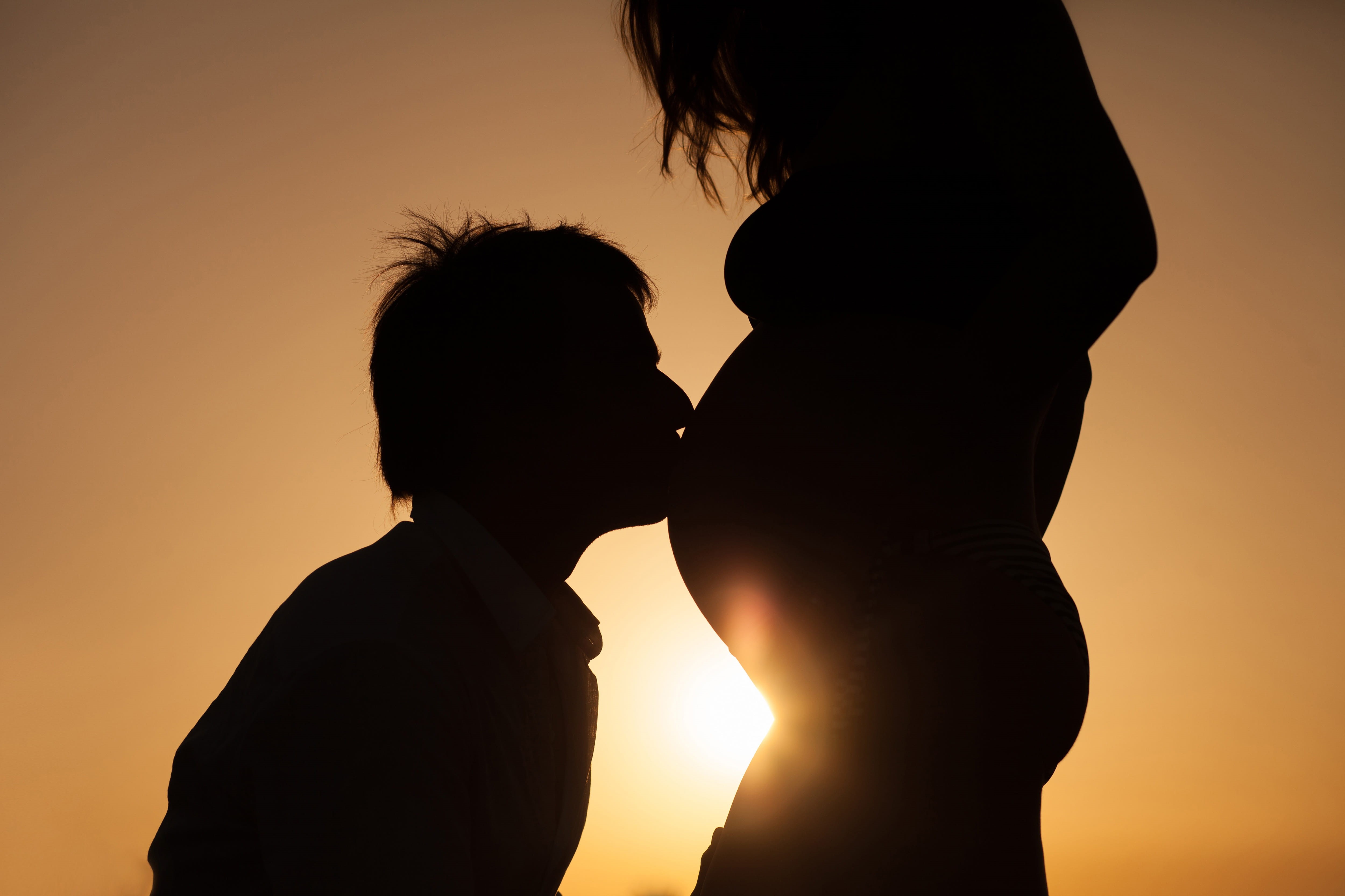 couple - relationship, mother, daddy, females, side view, women, mummy, two people, pregnancy, back lit, men, pregnant, father, adult, togetherness, bonding, HD Wallpaper