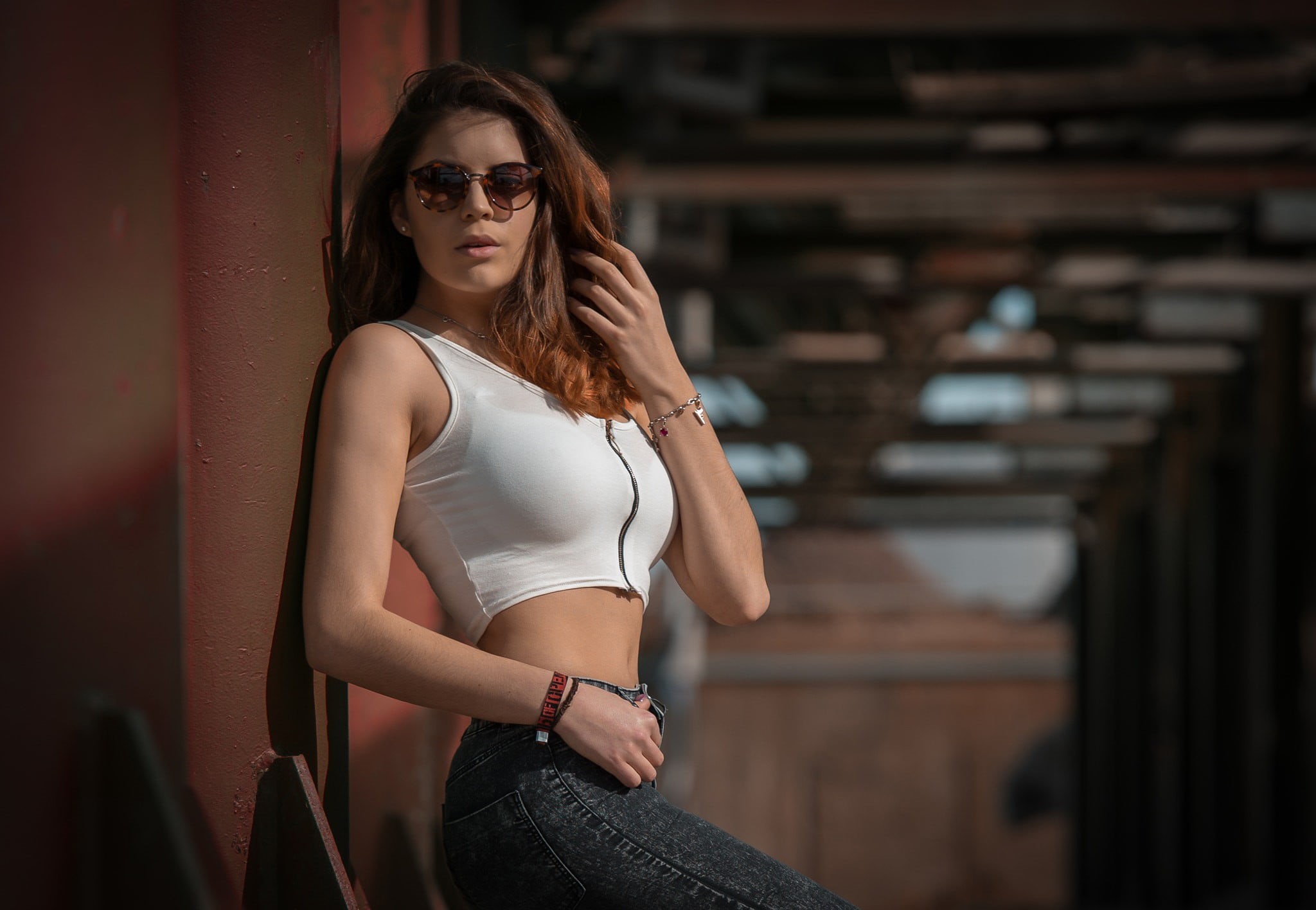 young women, pants, portrait, hairstyle, sunglasses, beautiful woman, glasses, belly, adult, 1080P, three quarter length, focus on foreground, lifestyles, HD Wallpaper