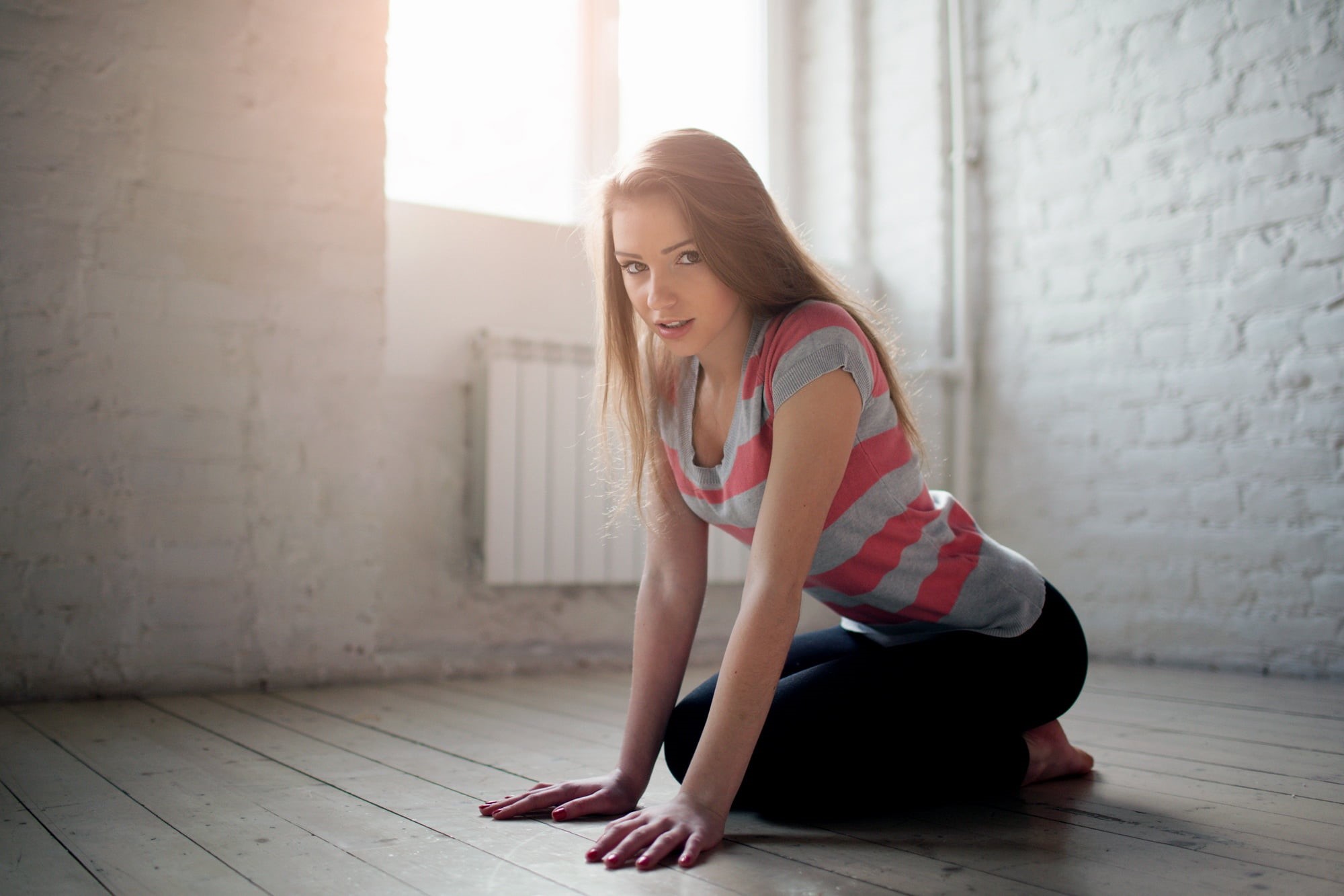 straight hair, yoga pants, looking at viewer, 1080P, photo, t-shirt, model, on the floor, face, brunette, girl, kneeling, lips, brown eyes, long hair, HD Wallpaper