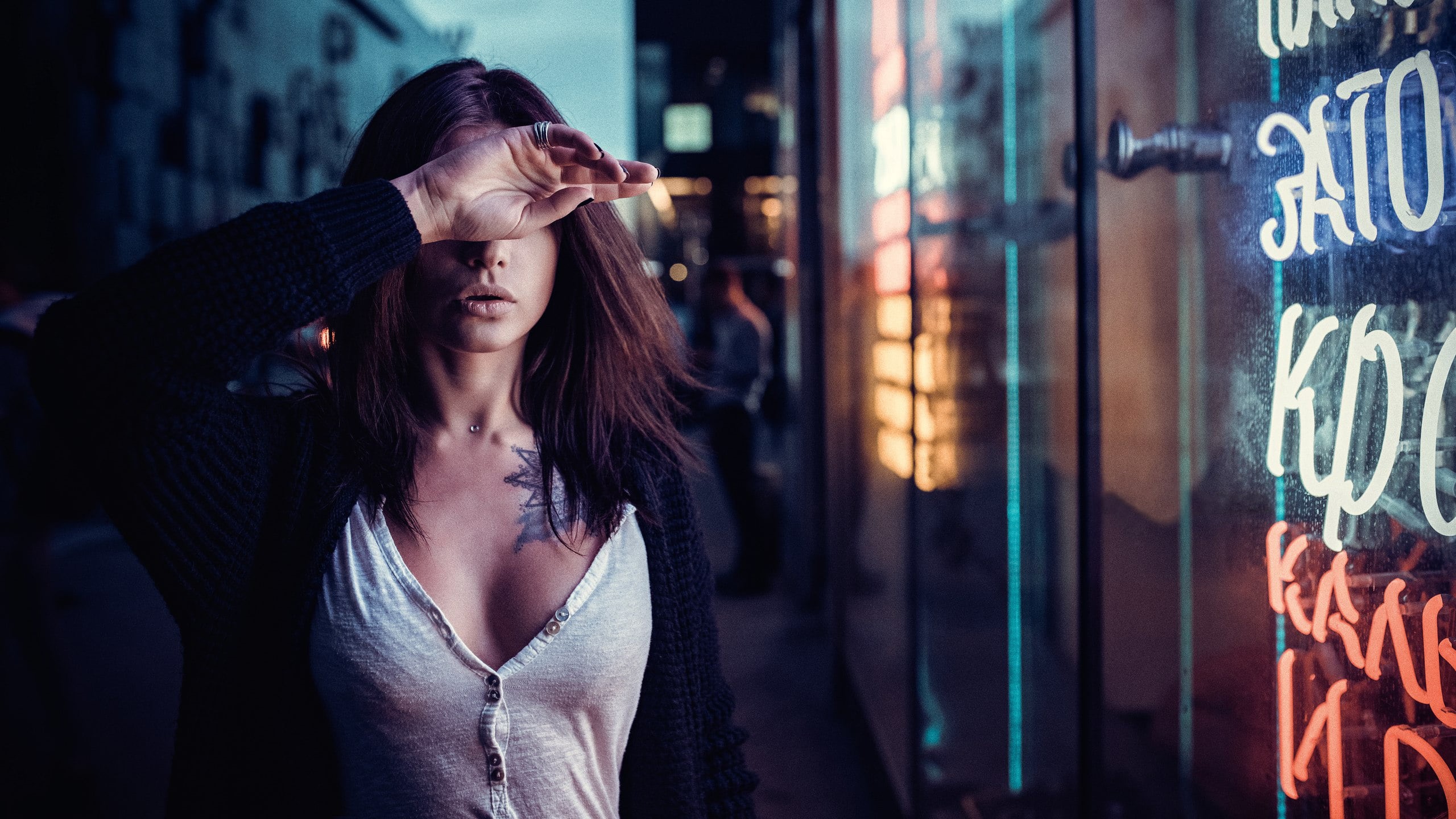 window, portrait, reflection, contemplation, city, women, depth of field, tattoo, night, casual clothing, adult, young adult, beauty, beautiful woman, hairstyle, HD Wallpaper