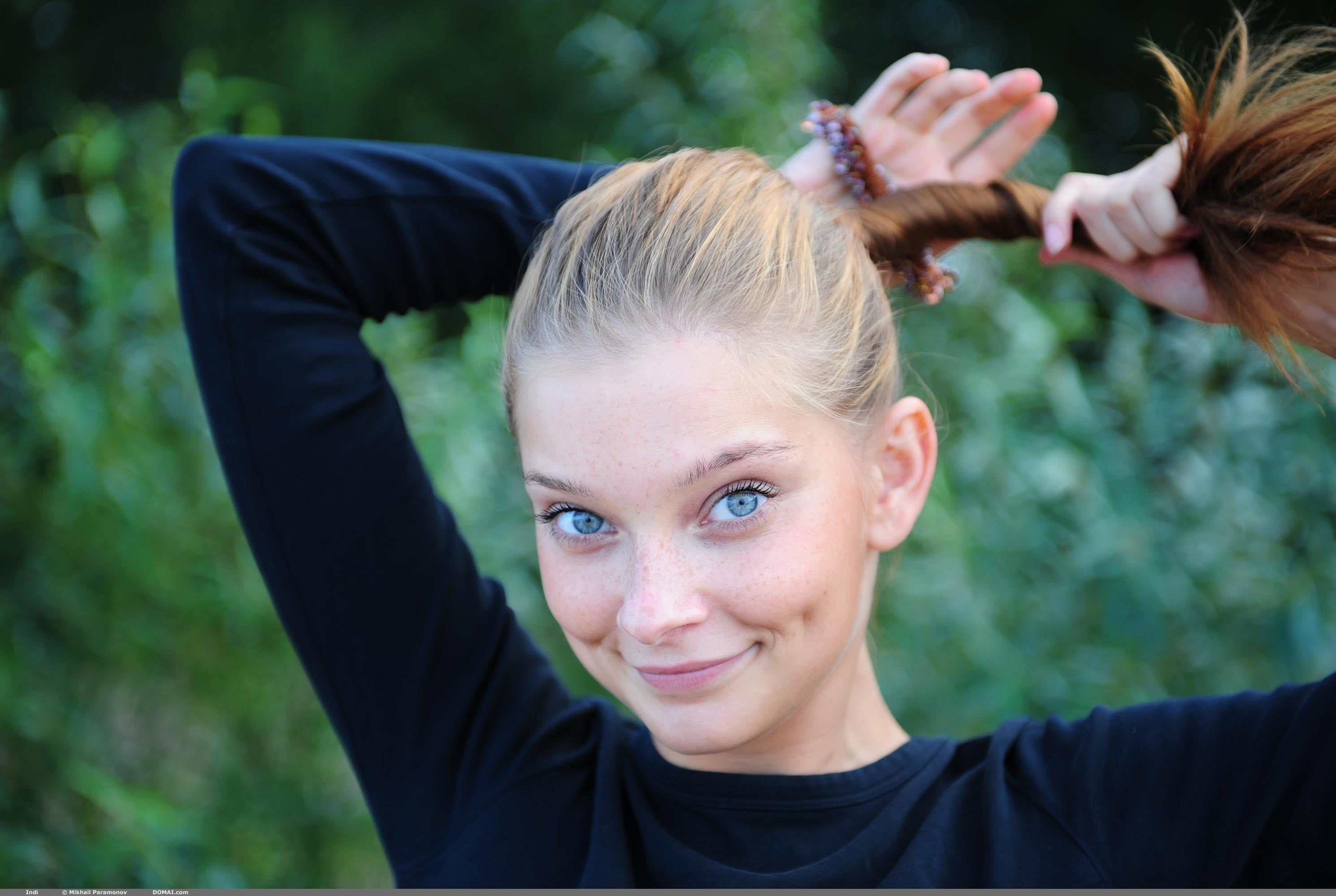 focus on foreground, ponytail, emotion, women, blonde, hair, neck, smiling, portrait, young women, happiness, front view, looking at camera, Indiana A, HD Wallpaper