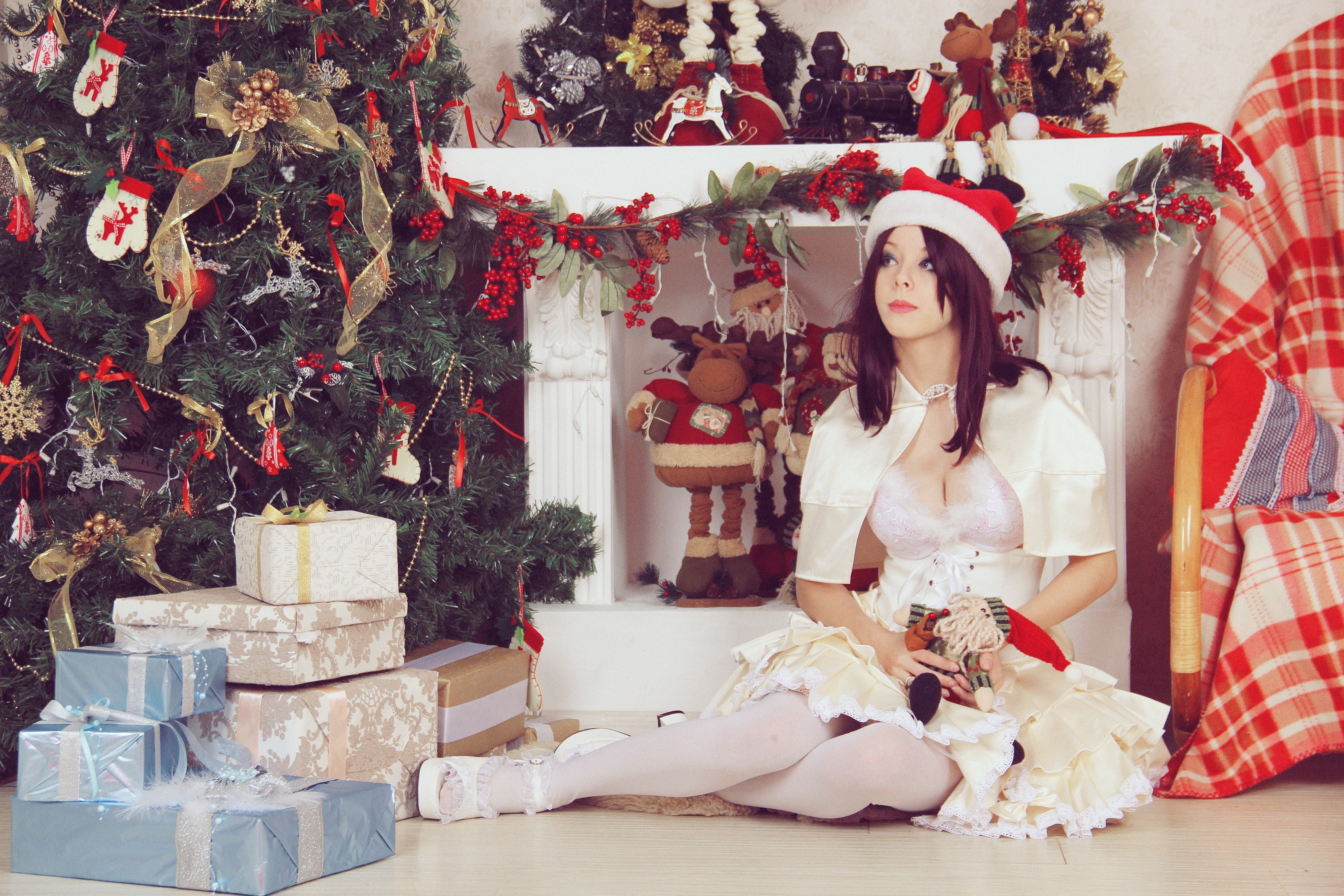 brunette, Christmas ornaments, model, Christmas, Santa girl, women, Helly von Valentine, 4K, cosplay, Disharmonica, Santa hats, HD Wallpaper