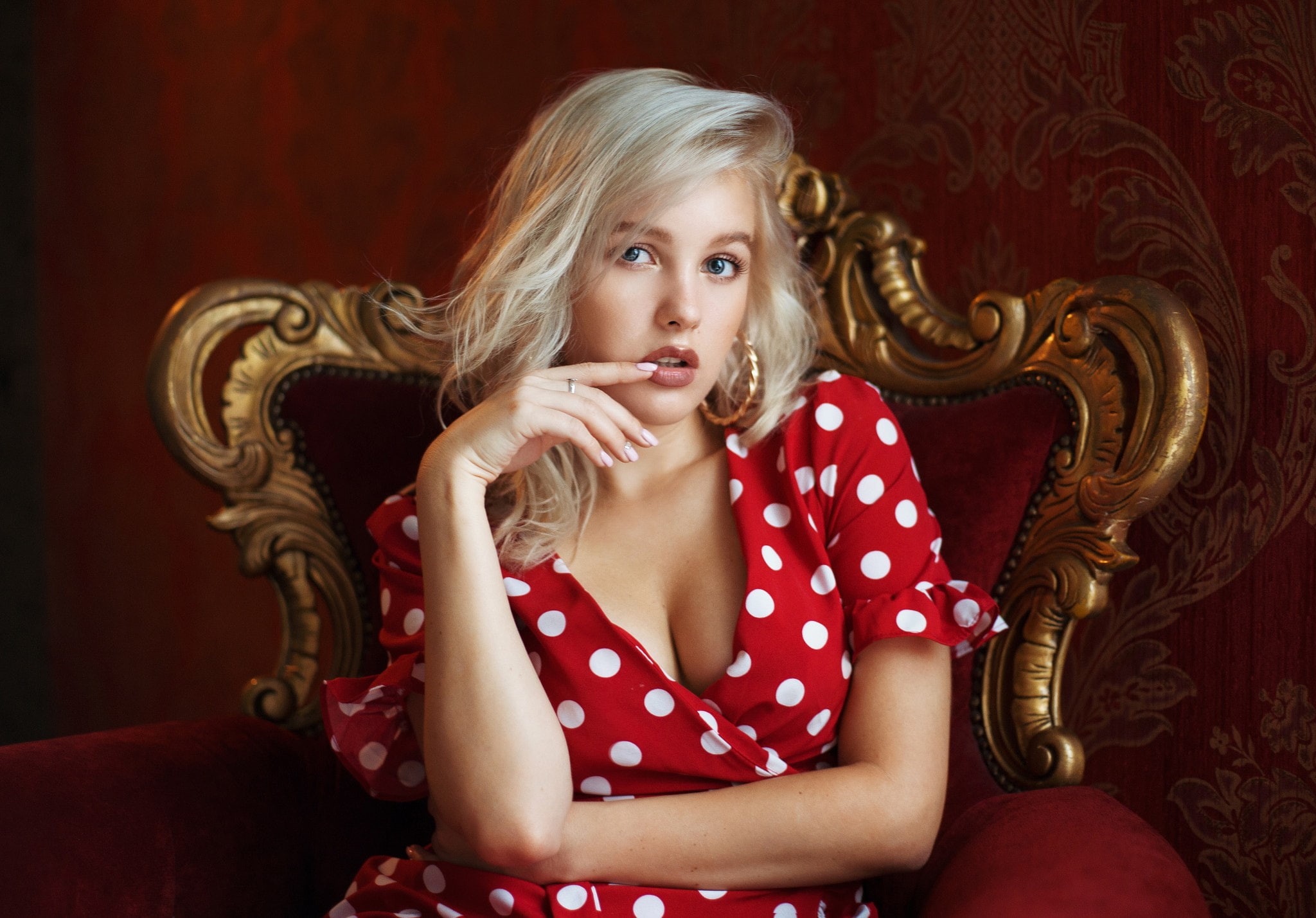 portrait, sitting, one person, beauty, fashion, blond hair, women, looking at camera, cleavage, looking at viewer, pattern, blonde, 1080P, front view, HD Wallpaper