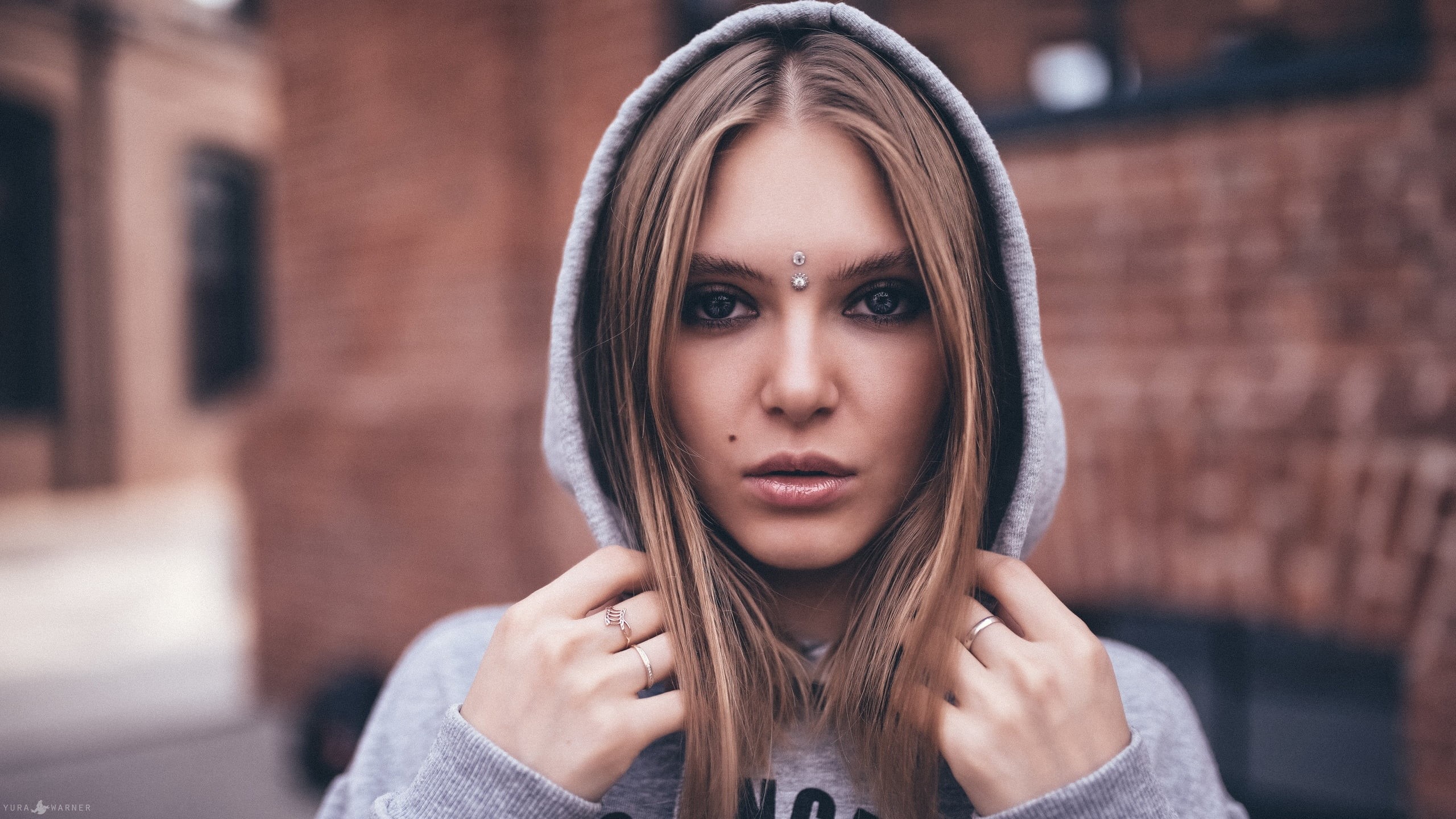 model, Yura Warner, 2K, focus on foreground, brick wall, face, one person, women, architecture, teenager, city, looking at camera, brick, Olga Serbina, HD Wallpaper