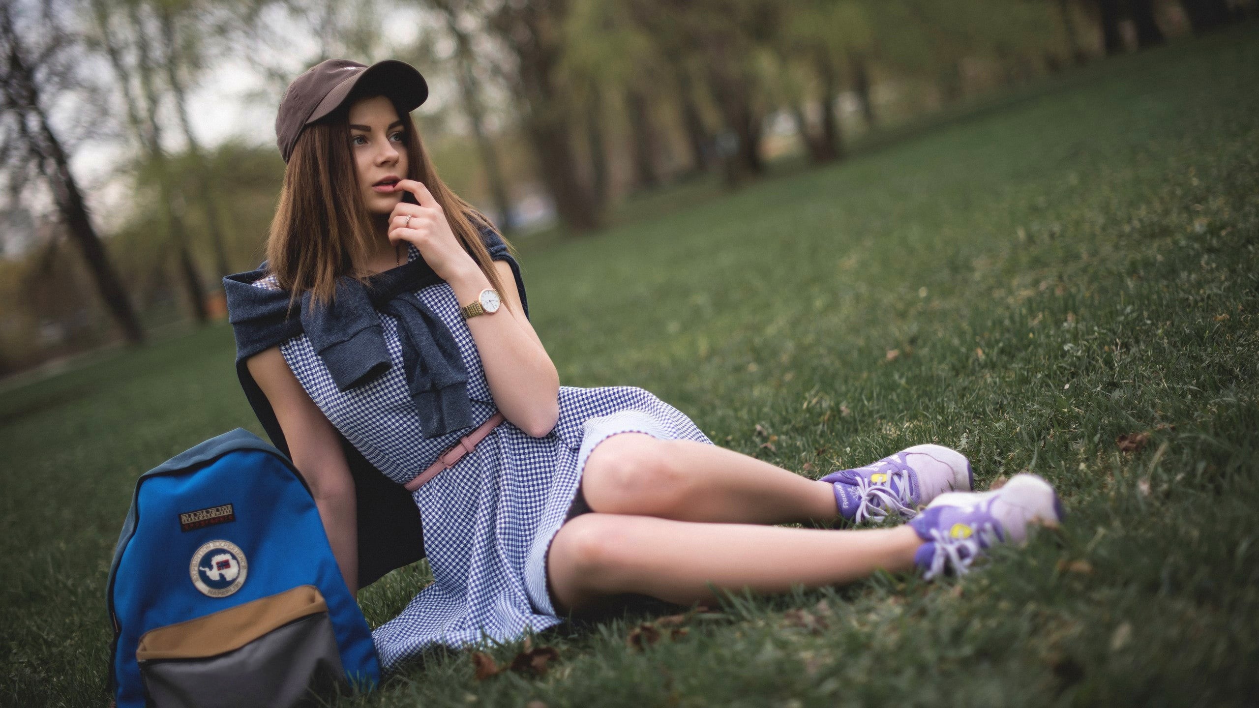 brown hair, Park, makeup, lawn, backpack, sneakers, jacket, bokeh, trees, 2K, girl, thought, on the grass, hairstyle, dress, Yura Warner, sitting, Lena, HD Wallpaper