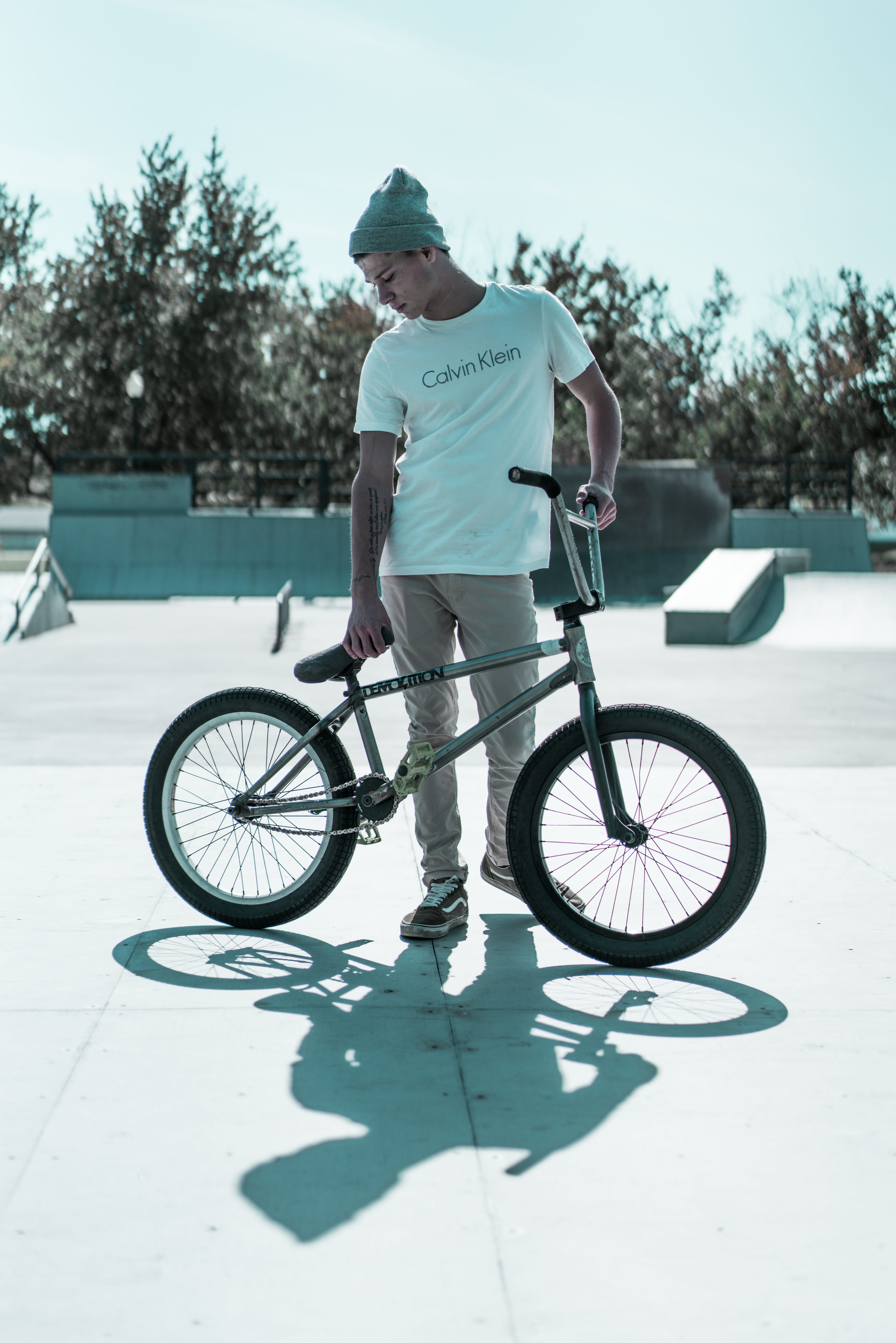 bicycle, outdoors, bike, real people, sunlight, wearing, t, leisure activity, crew, lifestyles, sport, transportation, calvin, full length, holding, male, Phone HD Wallpaper