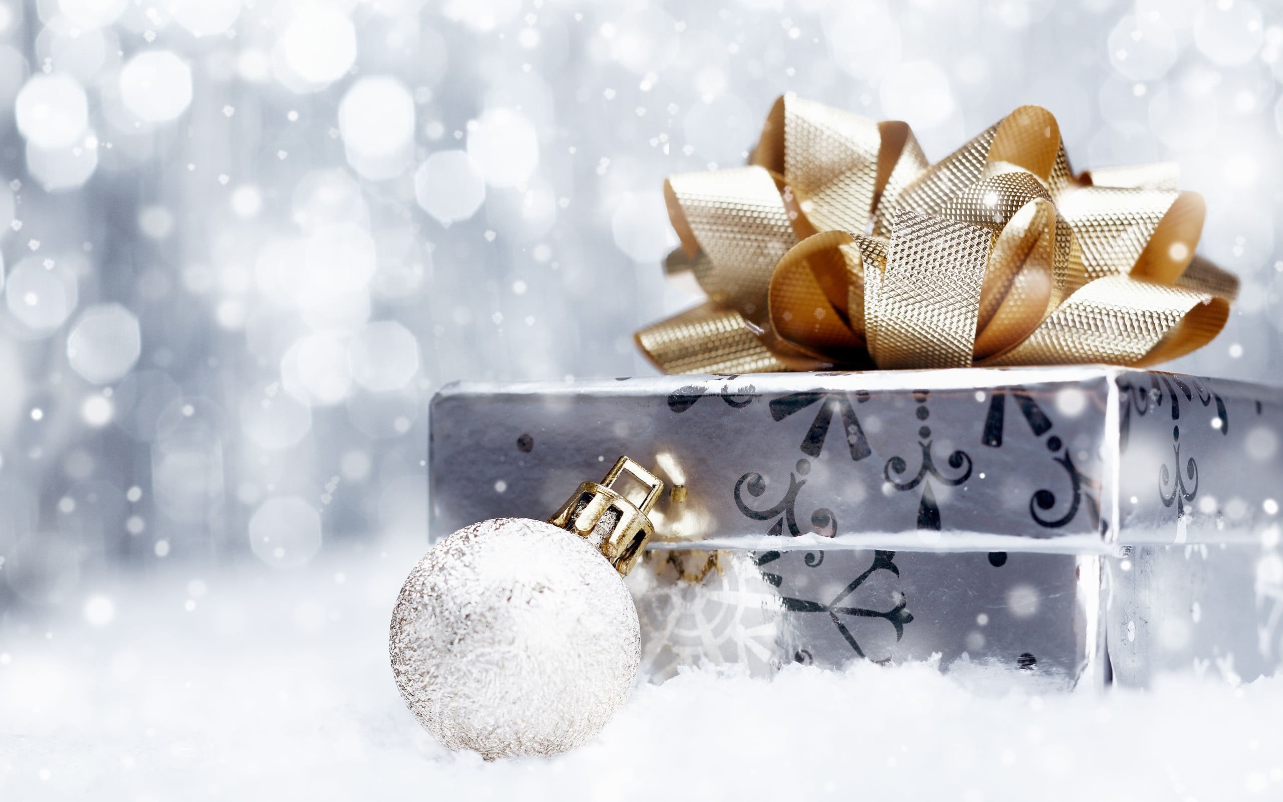 2K, presents, decoration, close-up, still life, silver colored, white color, gift, bokeh, christmas decoration, focus on foreground, christmas, bauble, HD Wallpaper