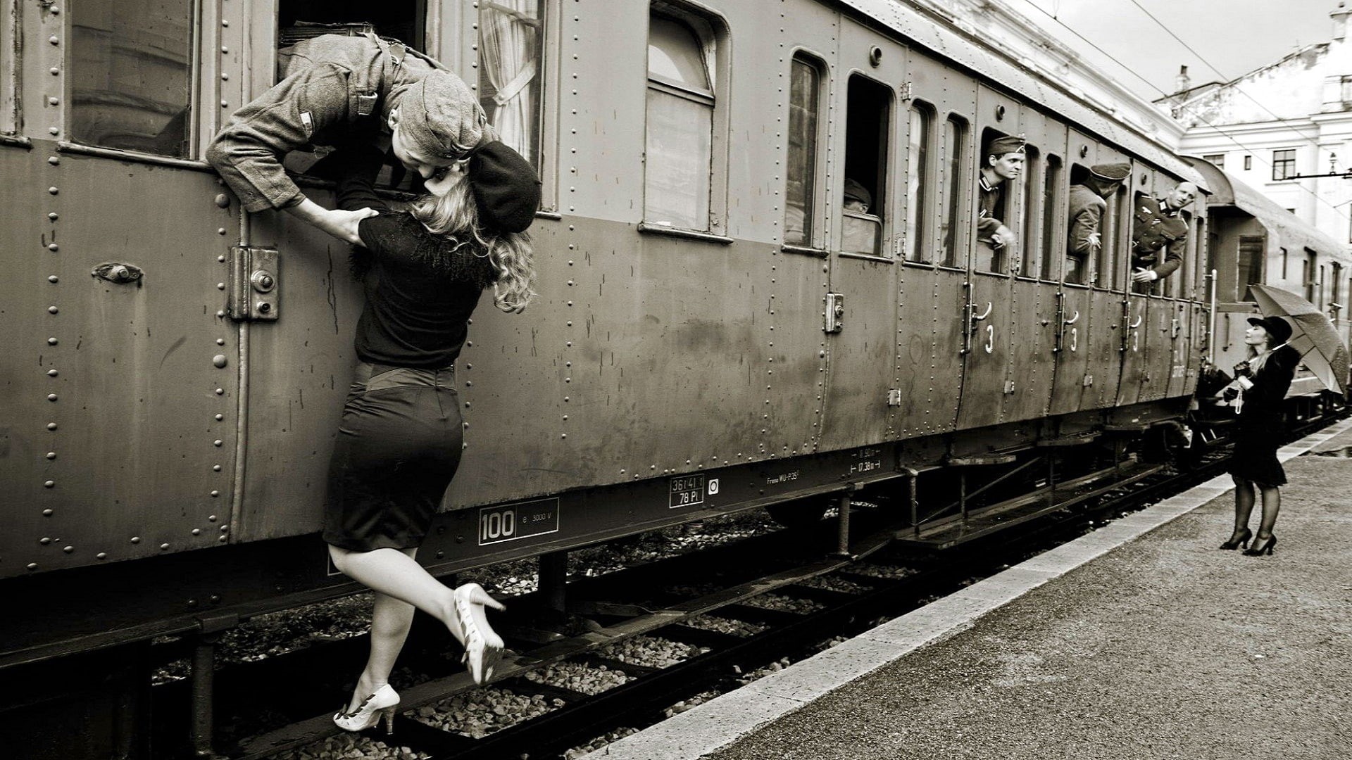 public transport, farewell, railroad car, train, transport, 1080P, soldiers, rail transport, monochrome, black and white, kiss, romantic, girl, monochrome, HD Wallpaper