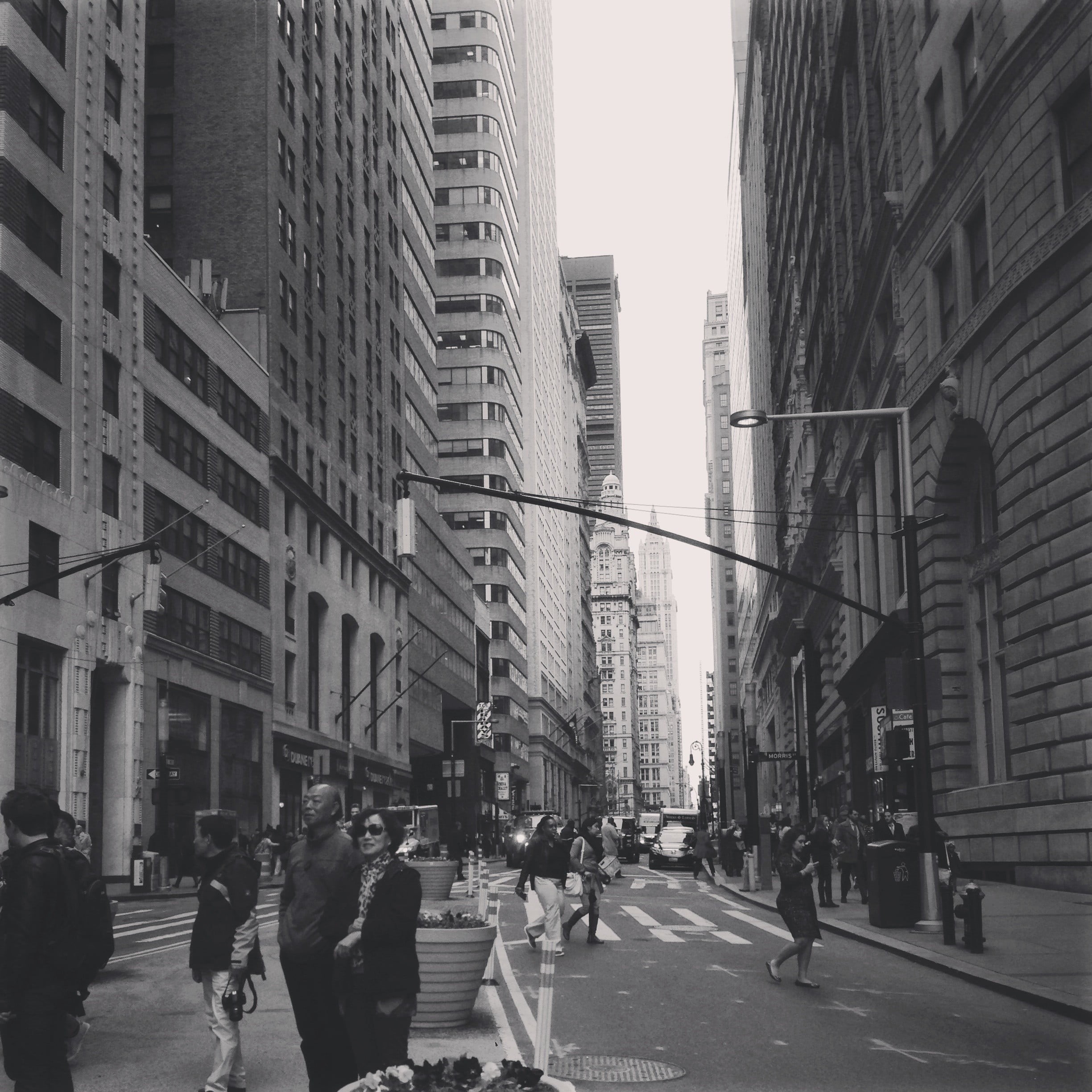 modern, city life, outdoors, road, motor vehicle, transportation, 1080P, New York City, monochrome, city, city street, busy, cityscape, neighborhood, photography, Phone HD Wallpaper