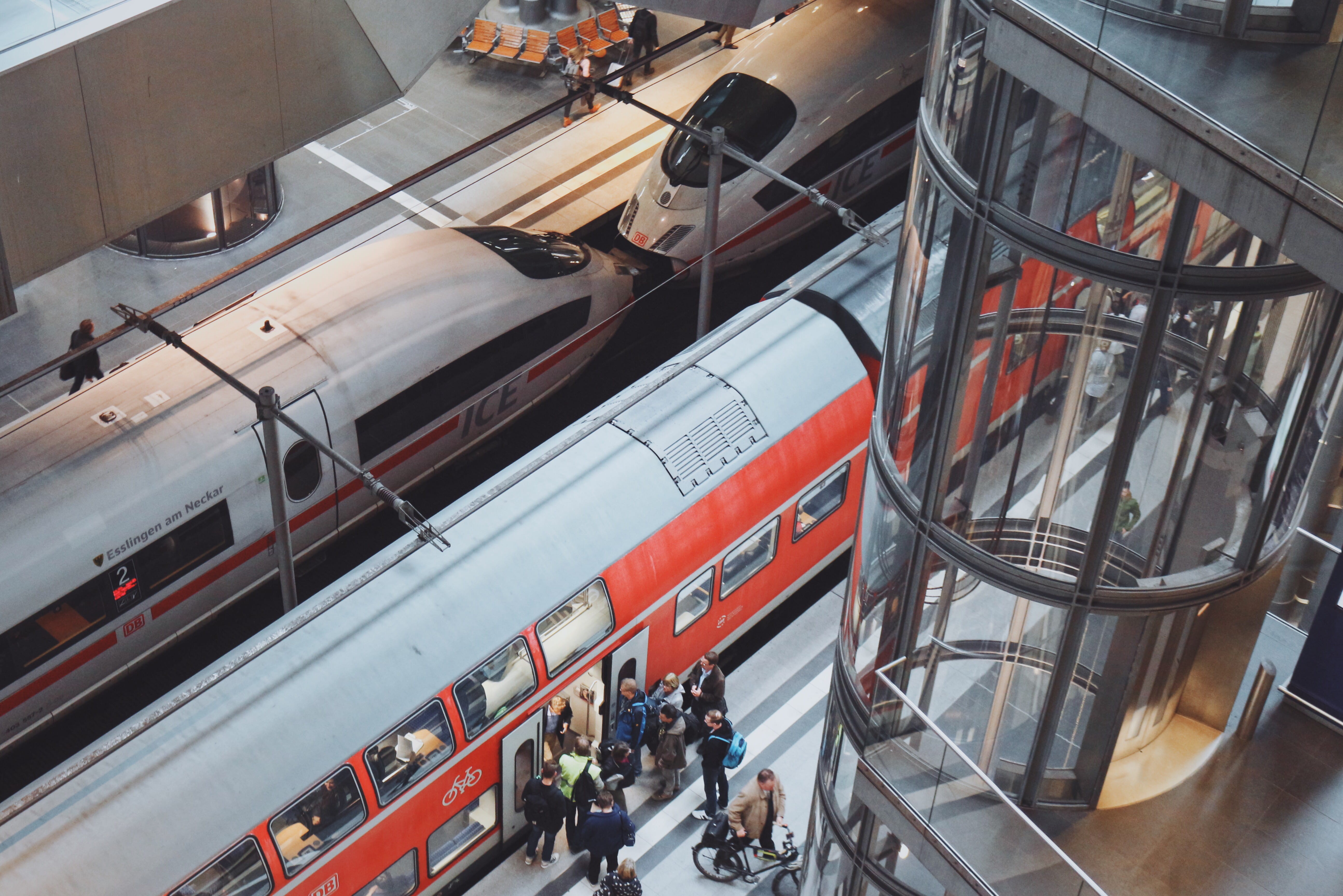 real people, outdoors, modern, city, public transportation, rail transportation, berlin, train, travel, metal, hbf, berlin hauptbahnhof (europaplatz), db, HD Wallpaper