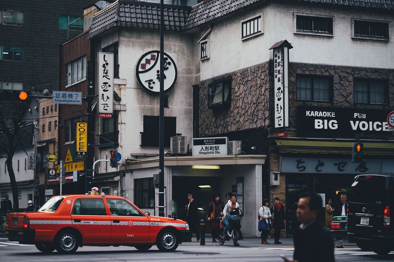 720P, street, taxi, walking, Takashi Yasui, Japan, Asian architecture, cityscape, Asia, HD Wallpaper