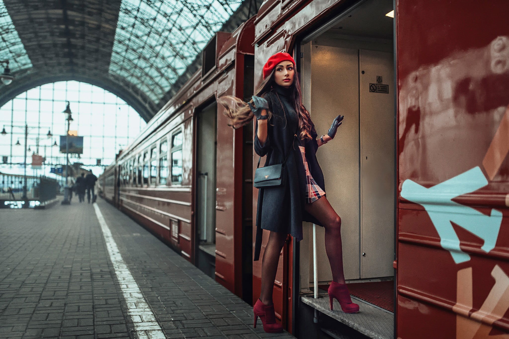 built structure, transportation, real people, architecture, young adult, public transportation, hairstyle, legs, human representation, incidental people, HD Wallpaper