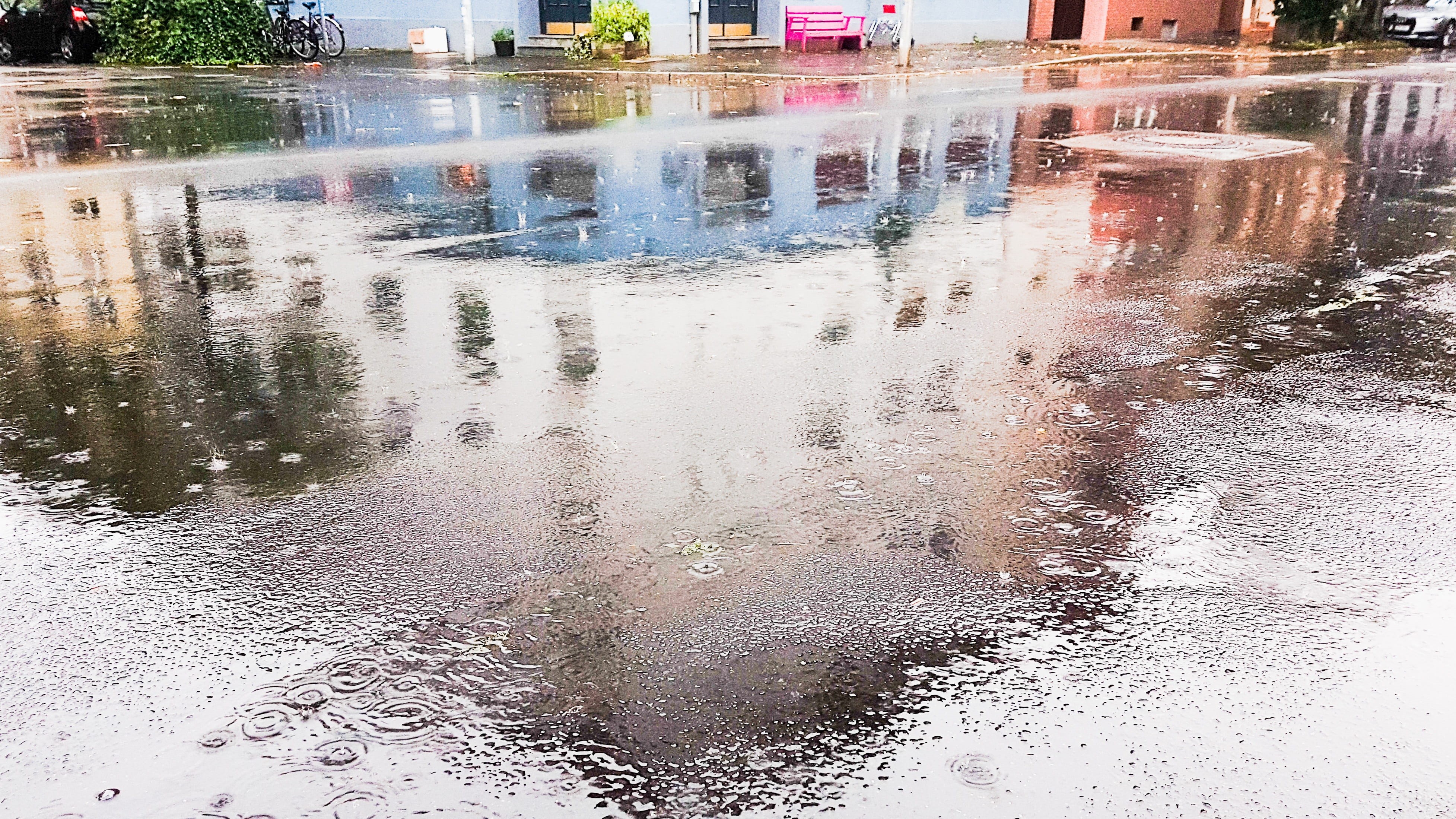 outdoors, bad weather, mirroring, day, water, built structure, sraßenecke, pink bank, 4K, puddle, architecture, reflection, autumn, road, little traffic, HD Wallpaper