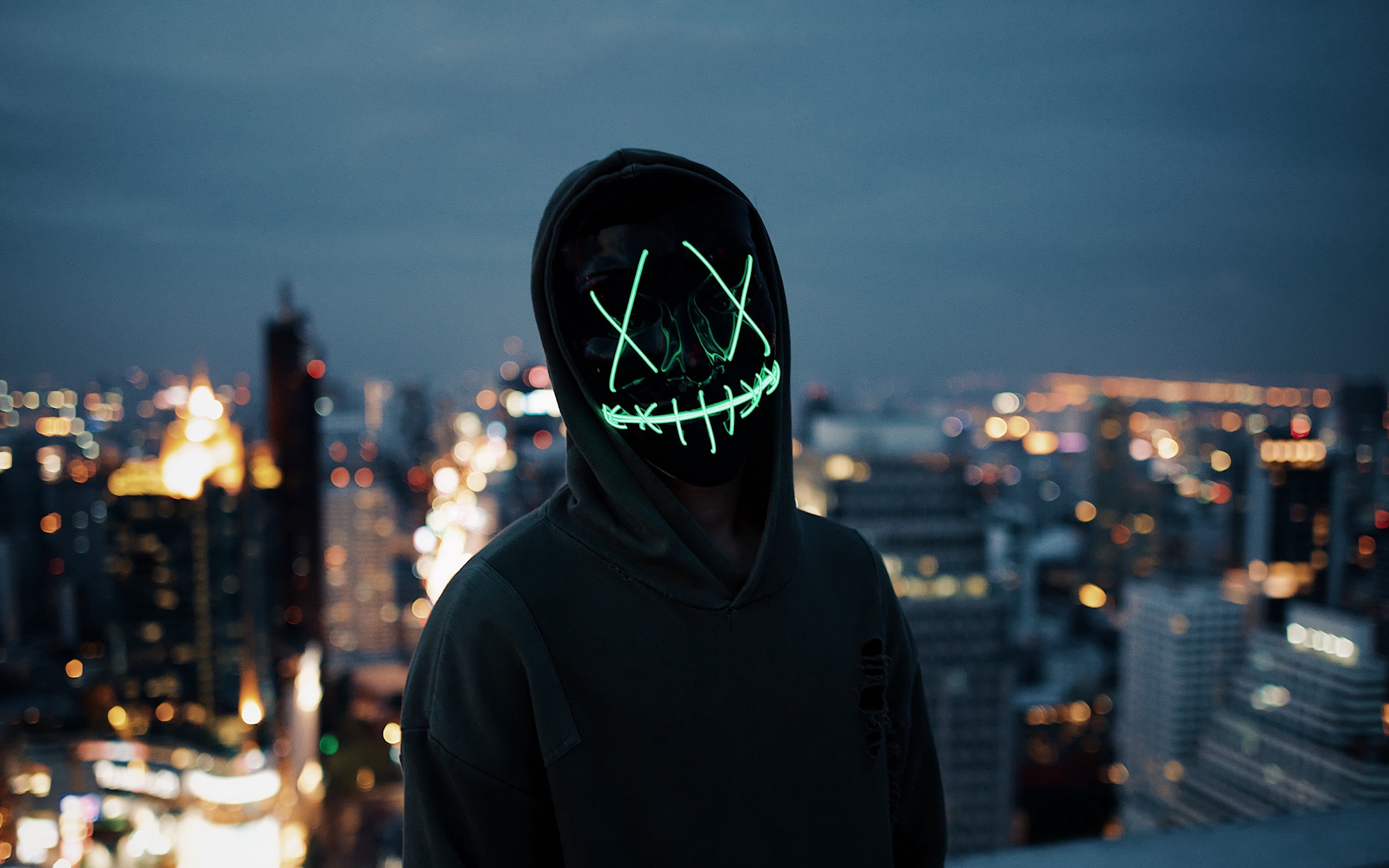 silhouette, dark, city ​​background, blur, anonymous, neon, lights, mask, hood, 4k ultra hd background, situations, 4K, HD Wallpaper