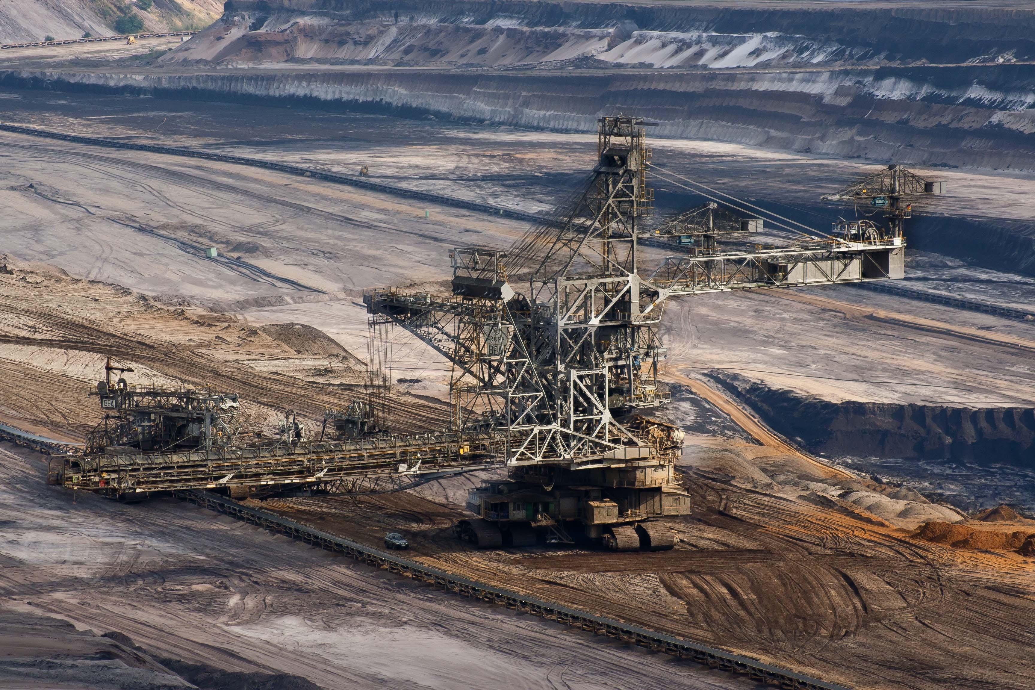 crane, open pit mining, 2K, environmental damage, silver, steel, quarry, day, coal, nature, crane - construction machinery, fuel and Power Generation, HD Wallpaper