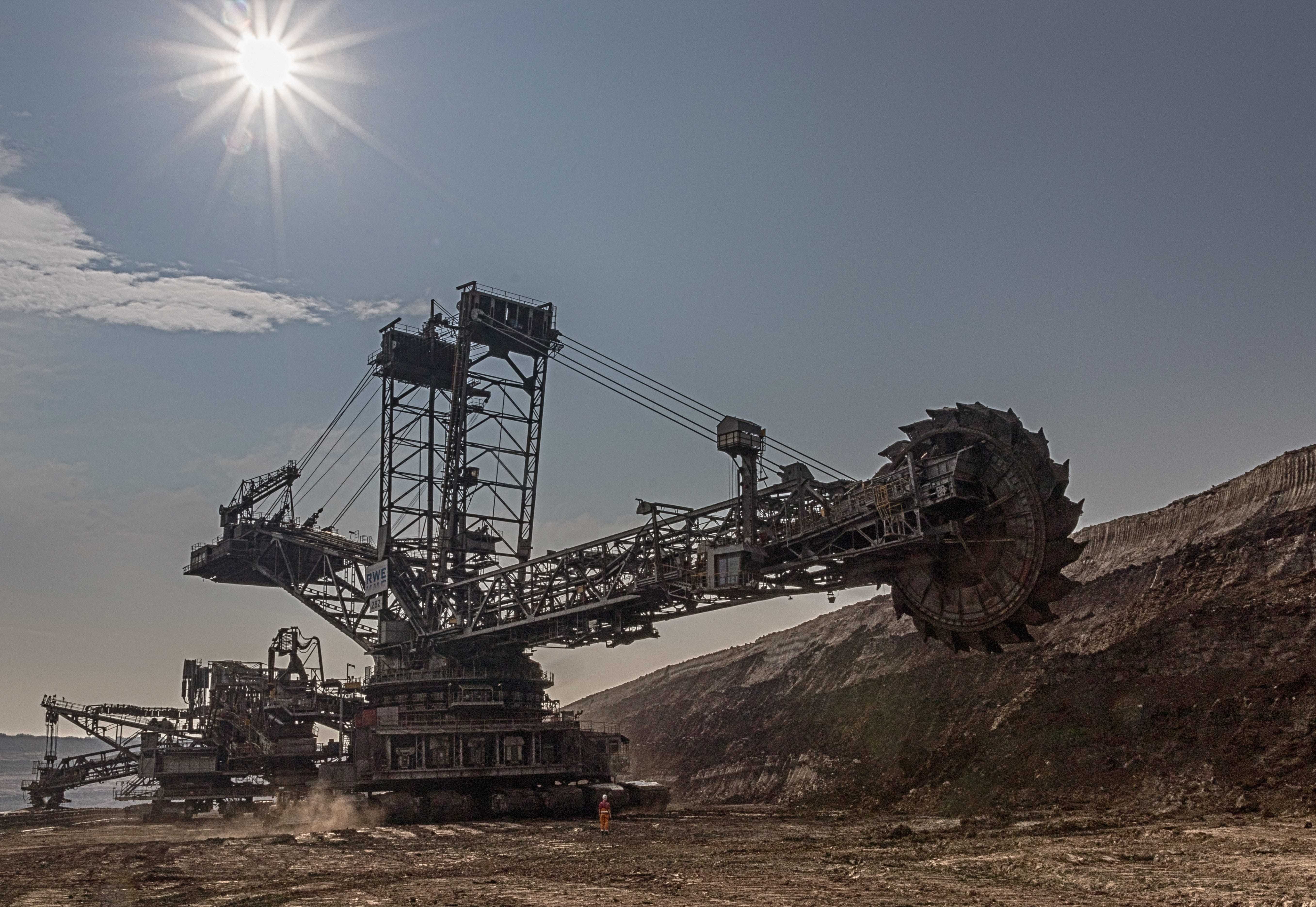 architecture, no people, sky, removal, carbon, technology, sun, fossil fuel, commodity, sunlight, alloy, outdoors, oil industry, equipment, fuel and power generation, HD Wallpaper