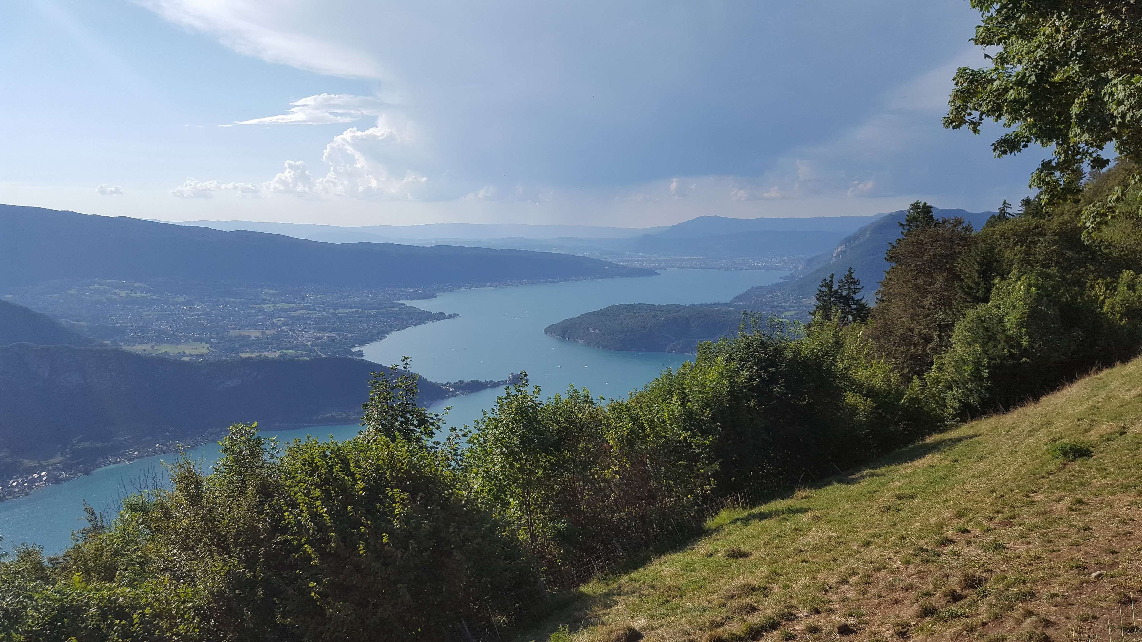 cloud - sky, land, idyllic, montagnes, no people, 4K, tranquility, outdoors, sky, non-urban scene, annecy, alpes, plant, nature, environment, lac, water, HD Wallpaper