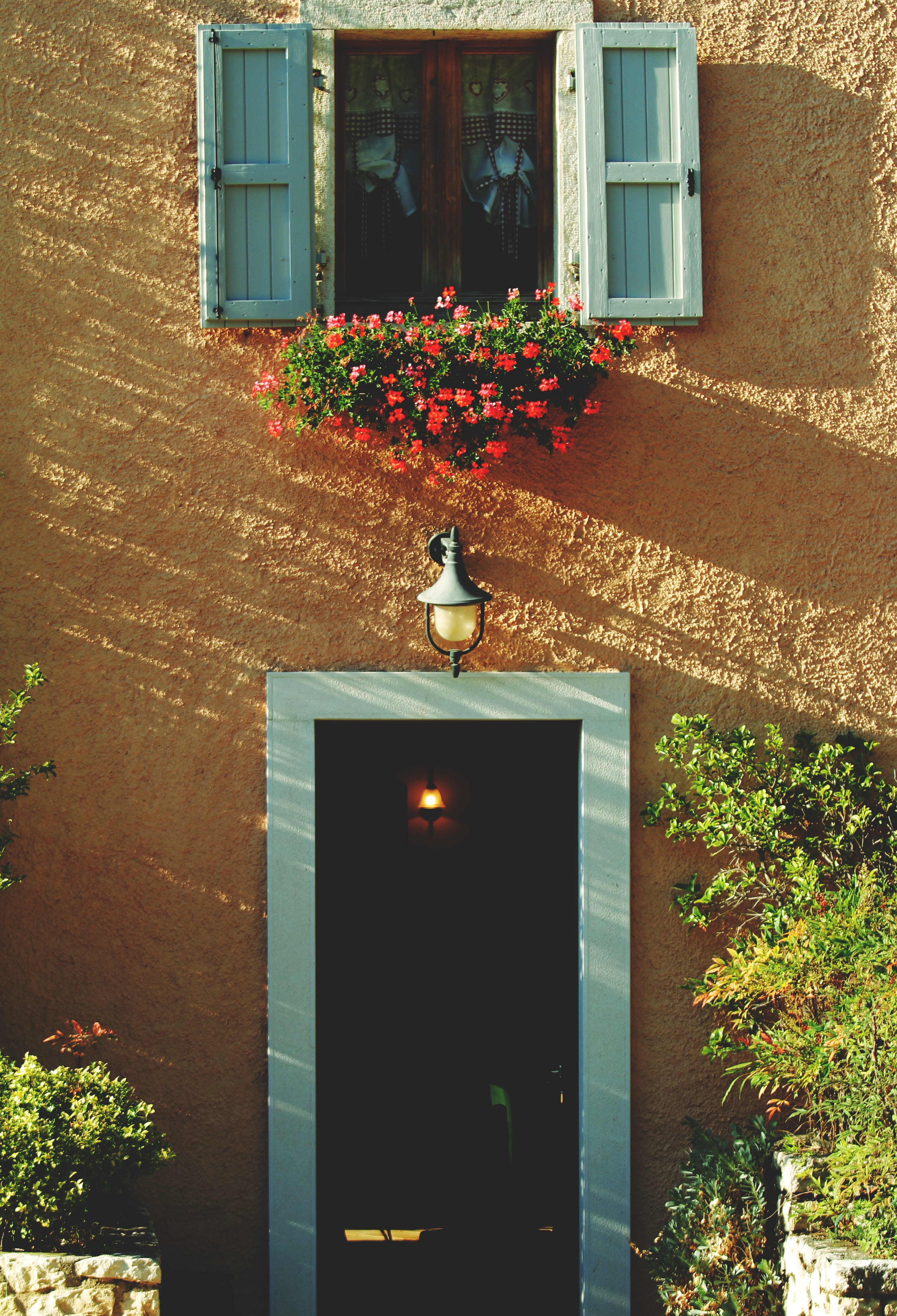 residential district, lighting equipment, sun, wall, flowering plant, nature, san zeno di montagna, outdoors, electric lamp, no people, house, plant, flower, Phone HD Wallpaper