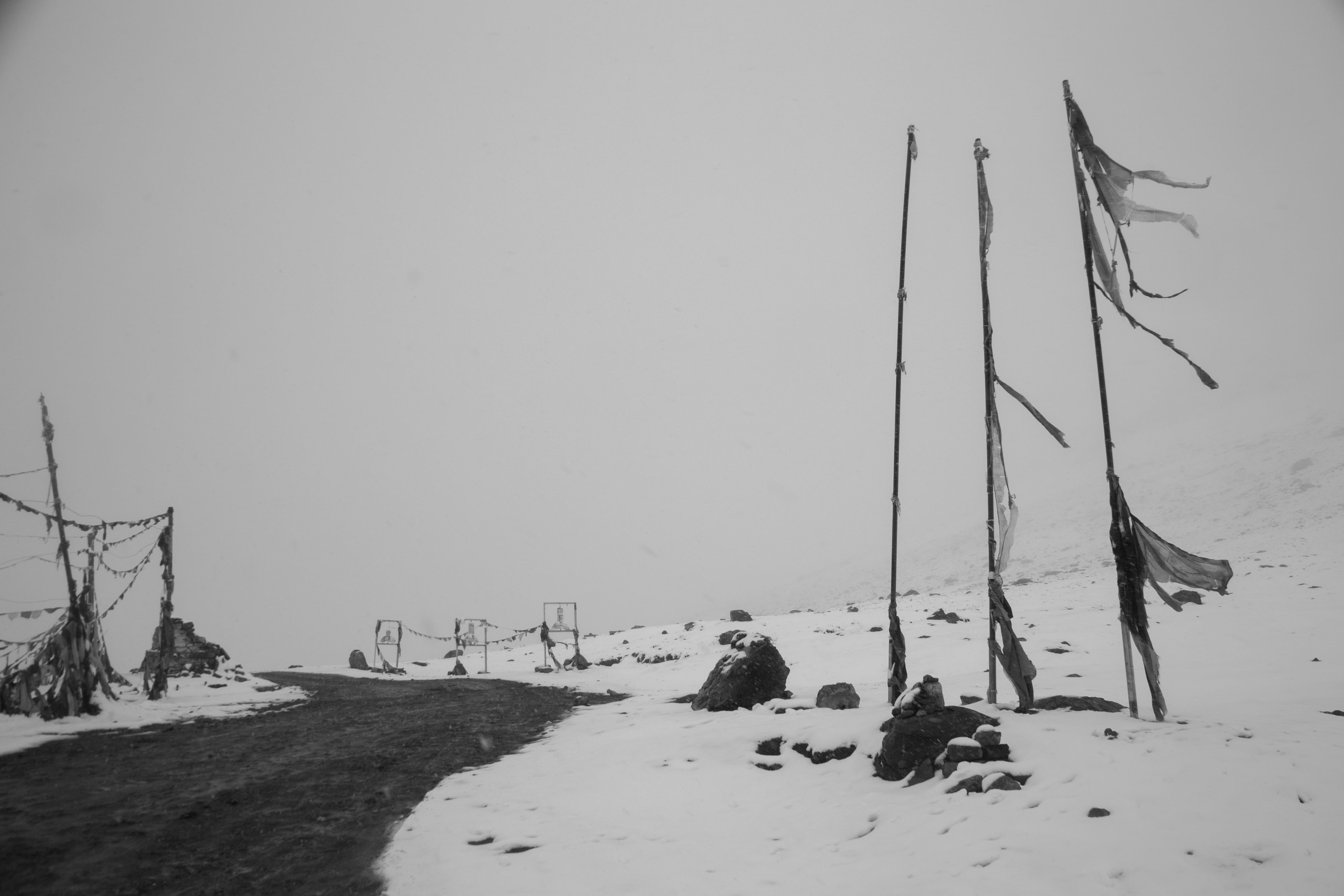 adventure, wooden post, white color, sky, spiti valley, road, india, tranquil scene, outdoors, winter, landscape, snow, snowcapped mountain, bnw, flag, HD Wallpaper