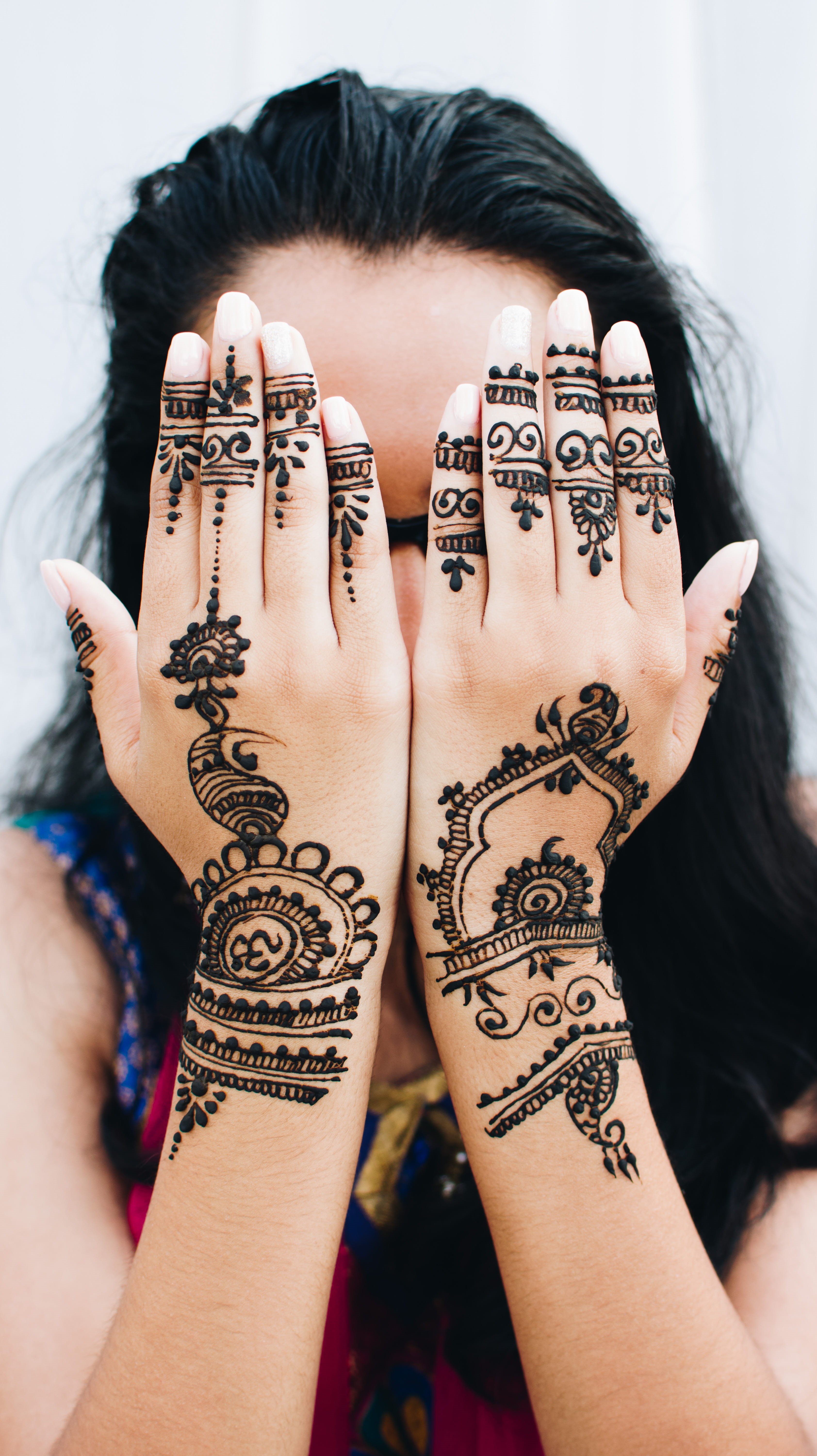 indoors, mehndi, showing, lifestyles, pattern, paint, traditional, bodyart, women, hands, body part, henna tattoo, human hand, mehendi, real people, human body part, Phone HD Wallpaper