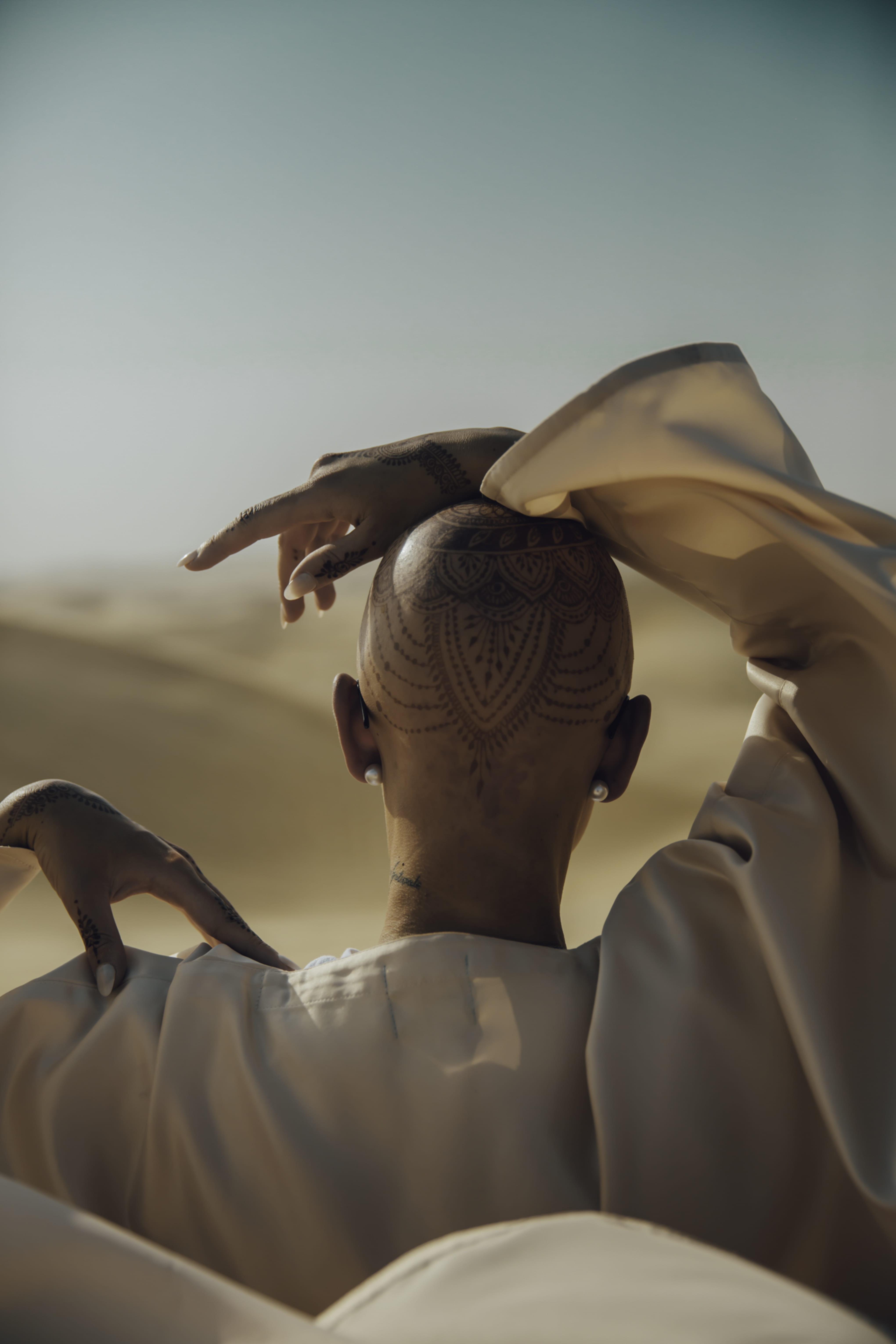 head, white, man, sand, holding, close-up, arab, 5K, woman, human representation, sky, belief, sculpture, male likeness, representation, dress, top, creativity, Phone HD Wallpaper