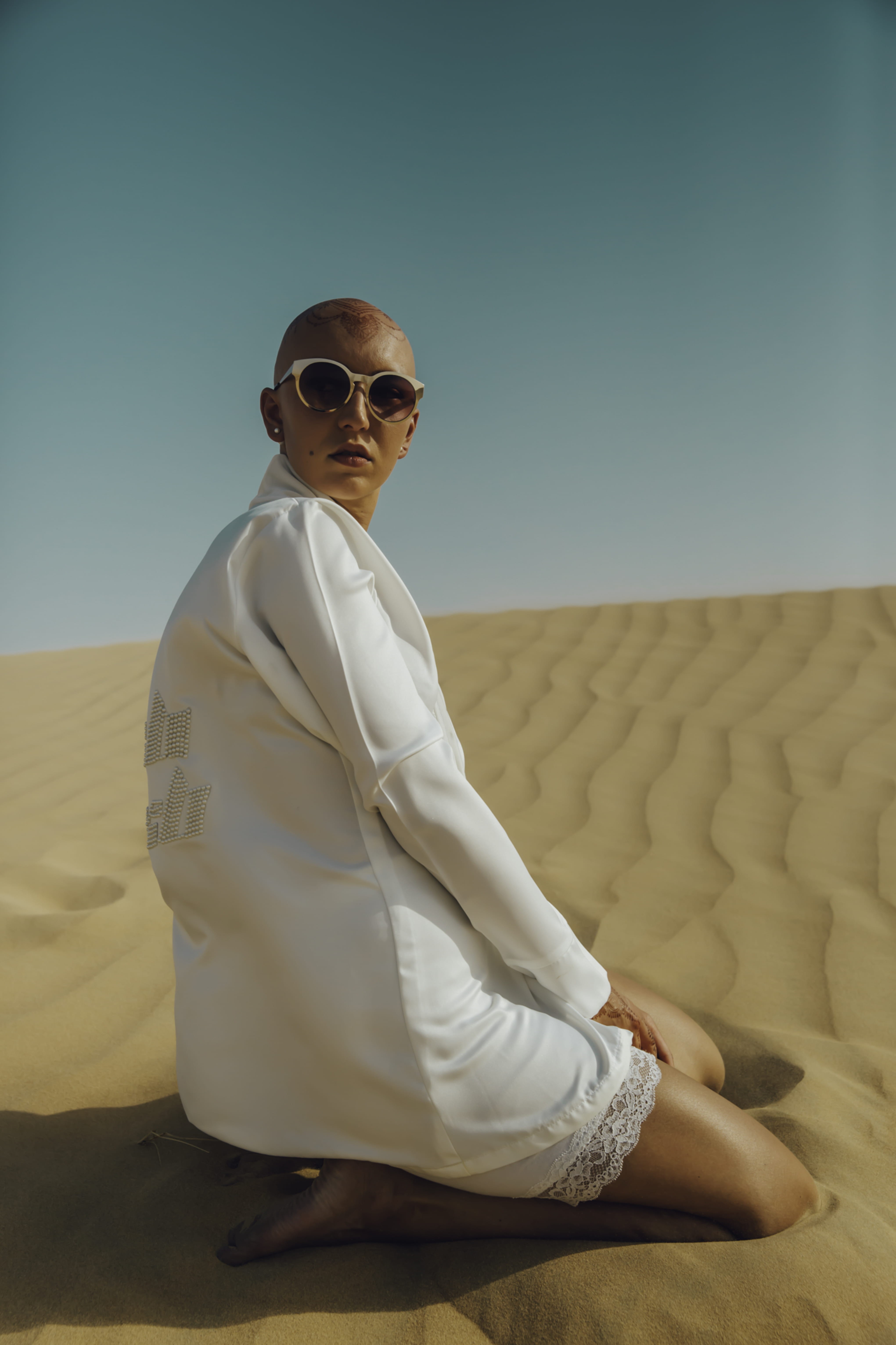 woman, nature, forward, casual clothing, shirt, henna, leisure activity, fashion, looking, clear sky, dune, clothing, full length, land, 5K, tattoo, real people, Phone HD Wallpaper