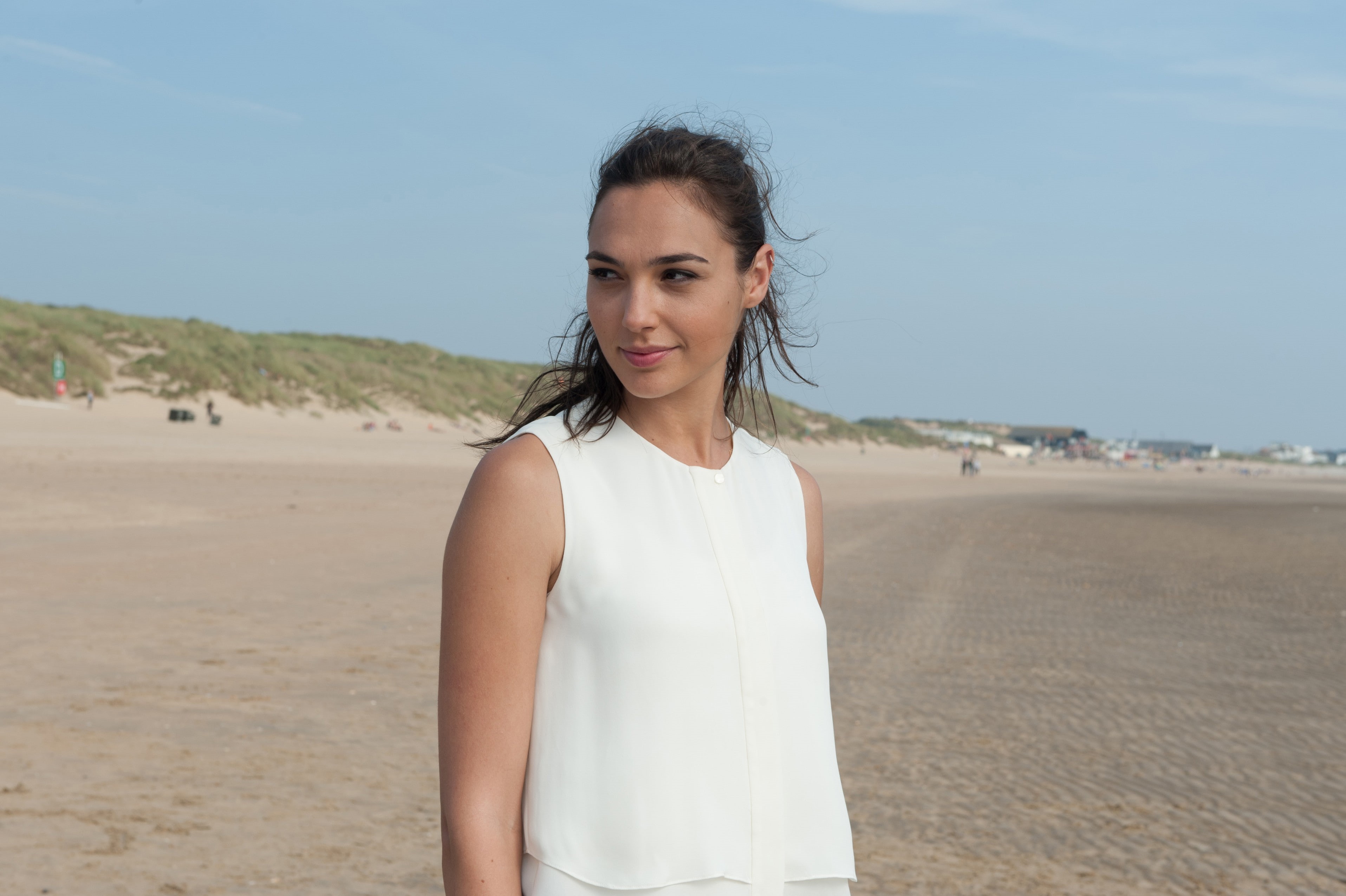 2K, beach, in white, brunette, Criminal, Gal Gadot, sand, frame, HD Wallpaper