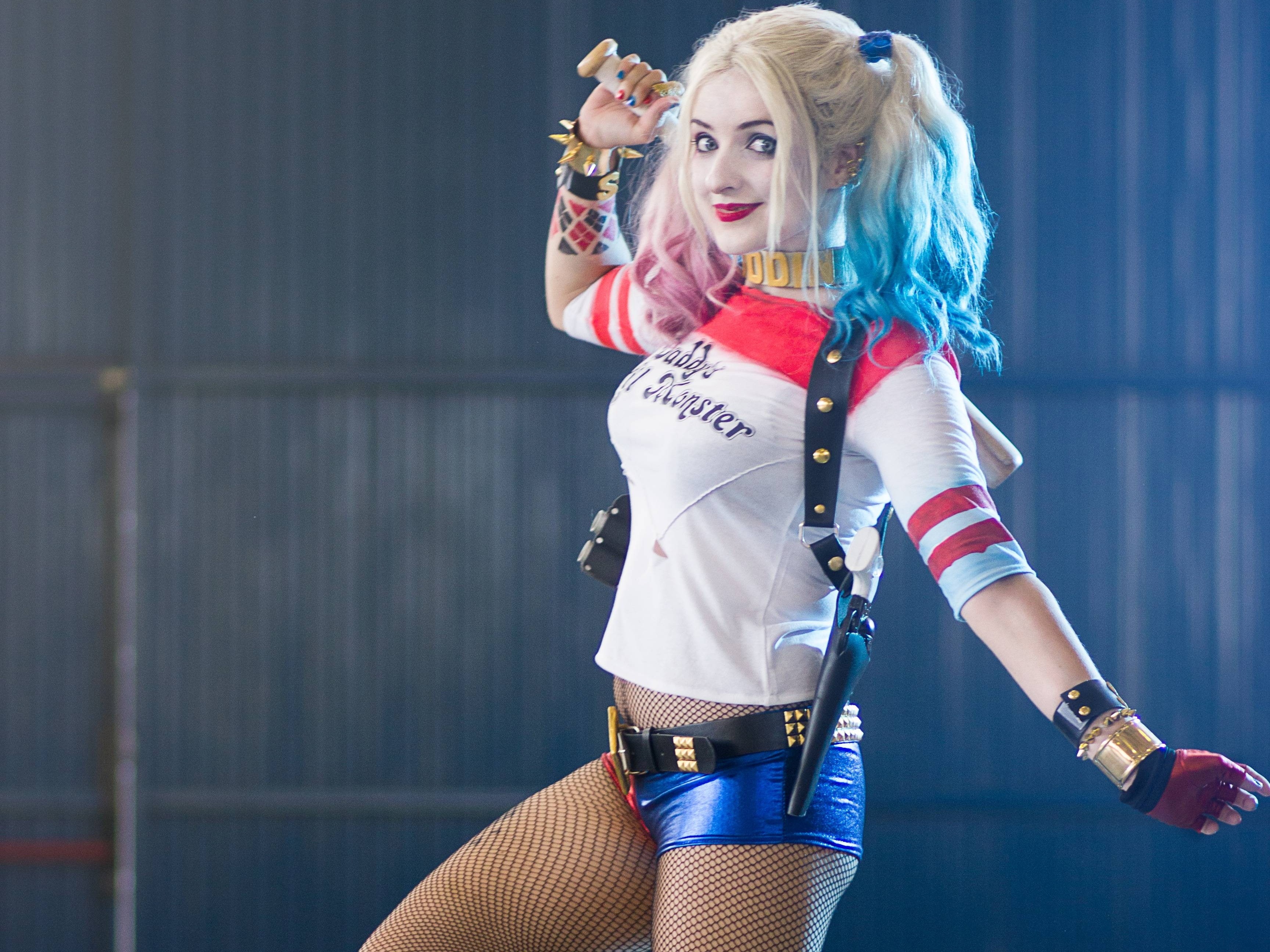 Bracelet, Cosplay, Blue Eyes, Suicide Squad, 2K, Blonde, Shorts, Baseball Bat, DC Comics, Women, Smile, Fishnet, Harley Quinn, HD Wallpaper