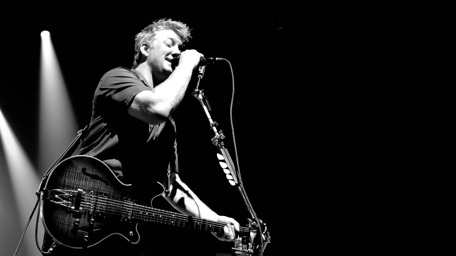 the, 1080P, queens, age, hd, stone, guitar, concert, bw, music, HD Wallpaper