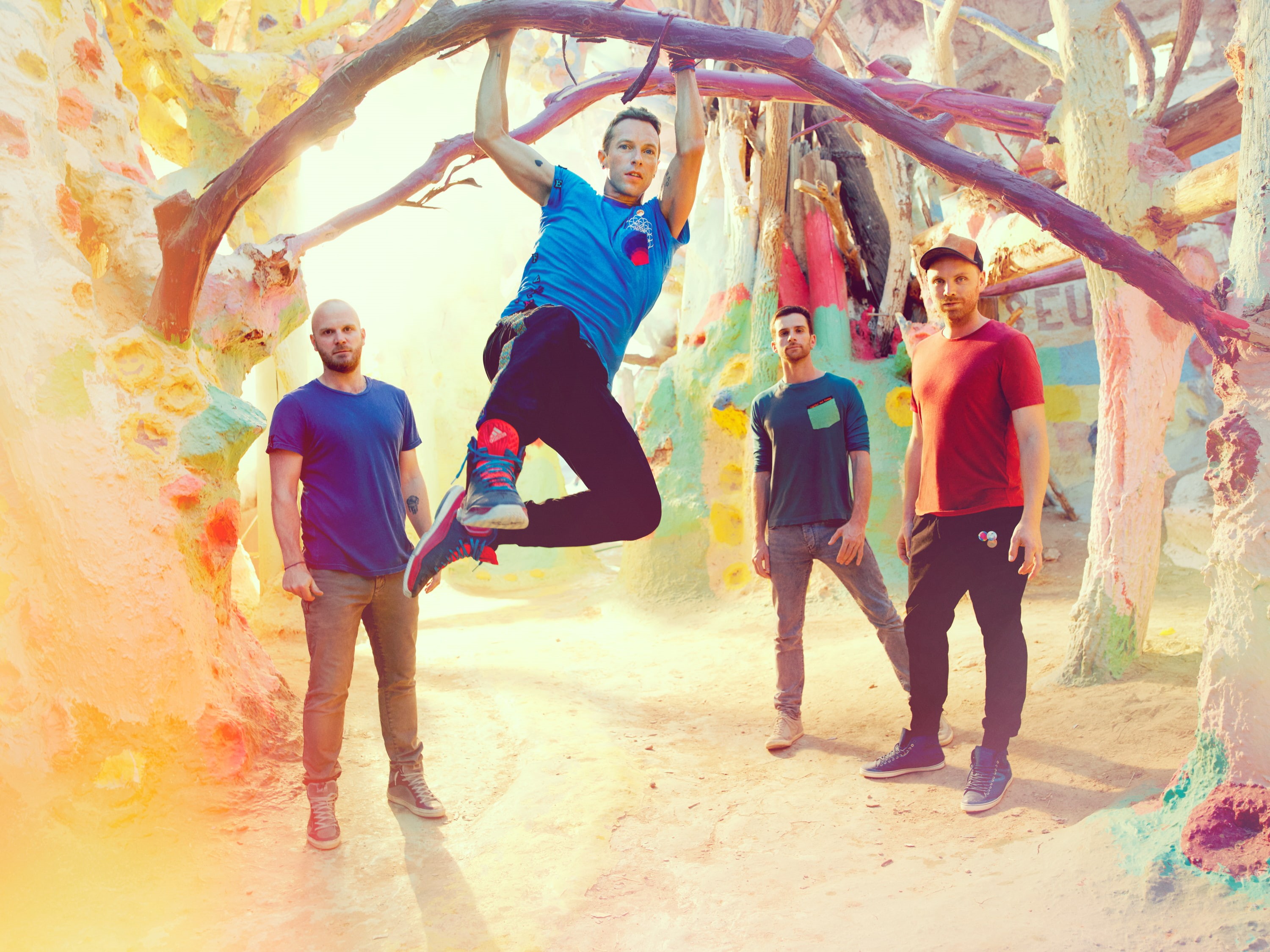 hd, leisure activity, music, men, young men, bonding, singer, arms raised, 2K, group of people, full length, young women, young adult, coldplay, people, HD Wallpaper