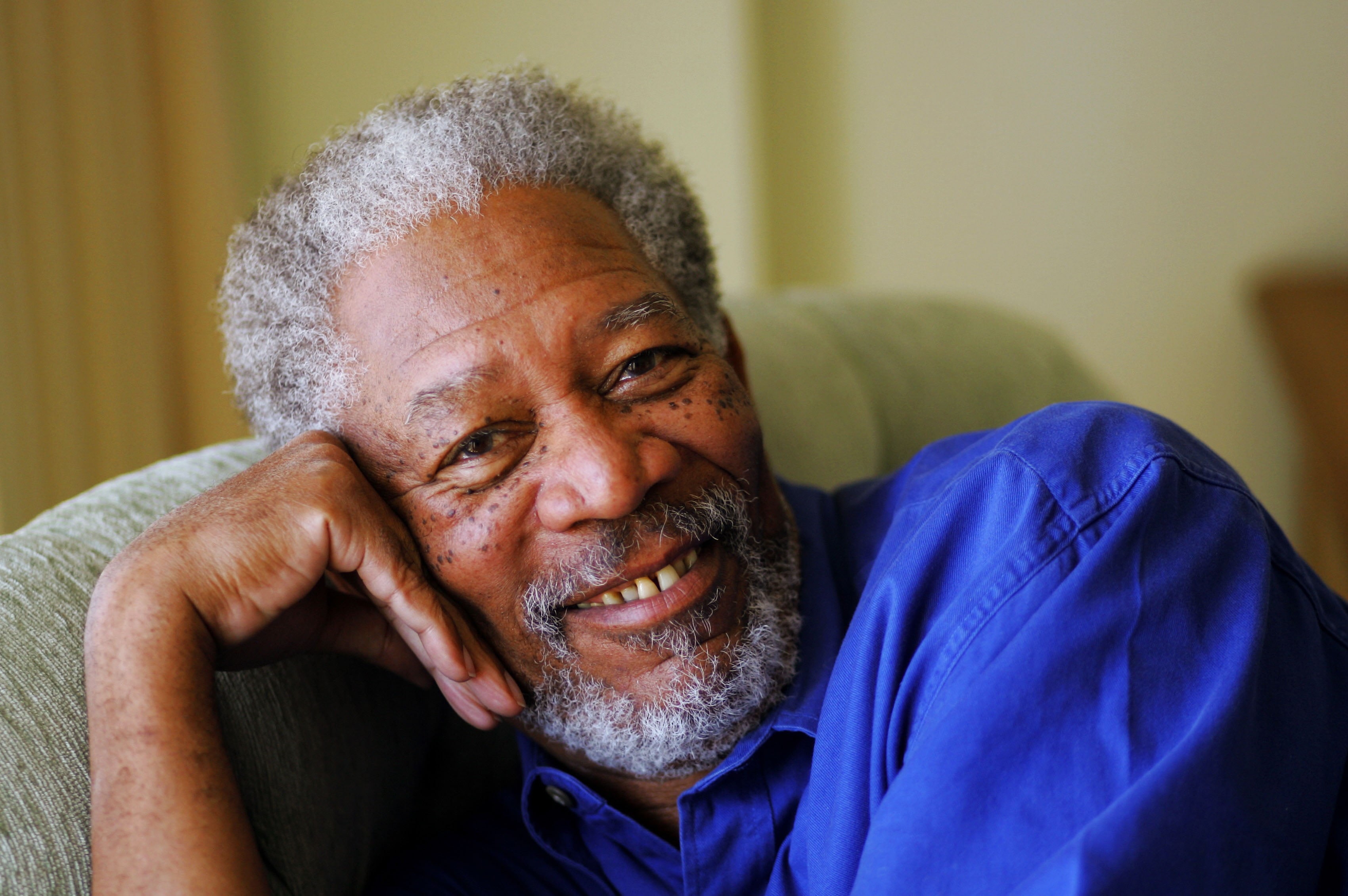 only Men, lifestyles, front view, positive Emotion, caucasian Ethnicity, men, smile, senior Men, sofa, looking At Camera, one Man Only, portrait, gray Hair, HD Wallpaper